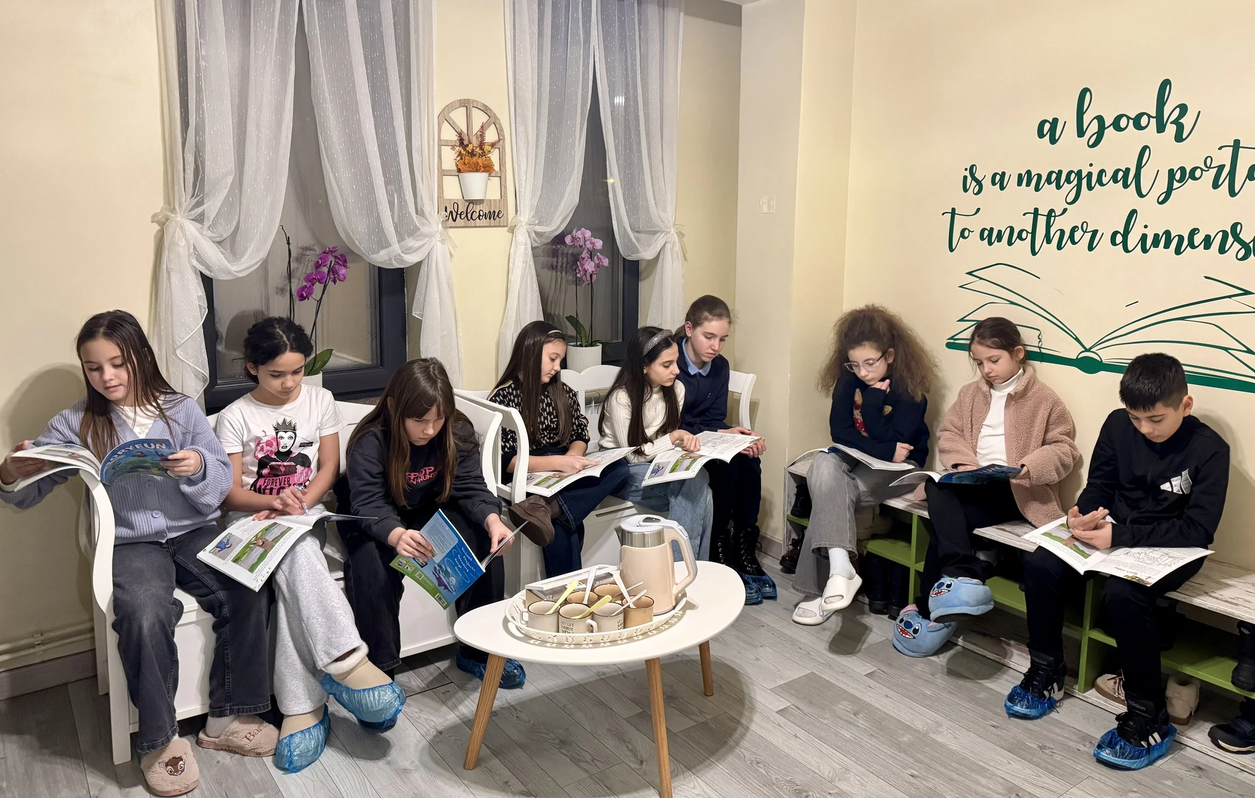 Adolescenți la York Rose Language School din Constanța participând la o sesiune de lectură în limba engleză, într-un spațiu educațional primitor, dedicat dezvoltării vocabularului și înțelegerii textului.