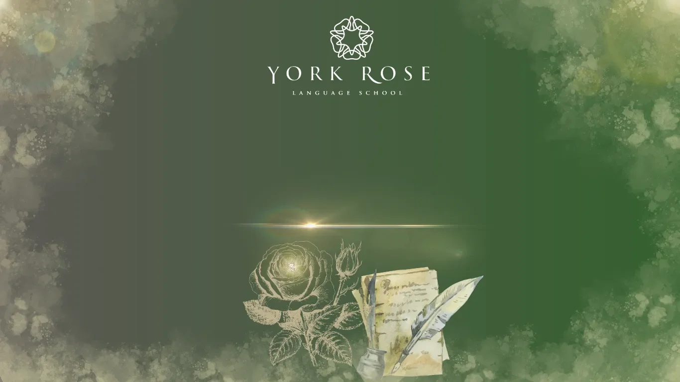 Bannerul paginii Povestea Noastră a școlii York Rose Language School pe fundal verde, prezentând o ilustrație clasică și elegantă cu un trandafir schițat, un pergament vechi cu un manuscris și o pană de scris cu călimară de cerneală.