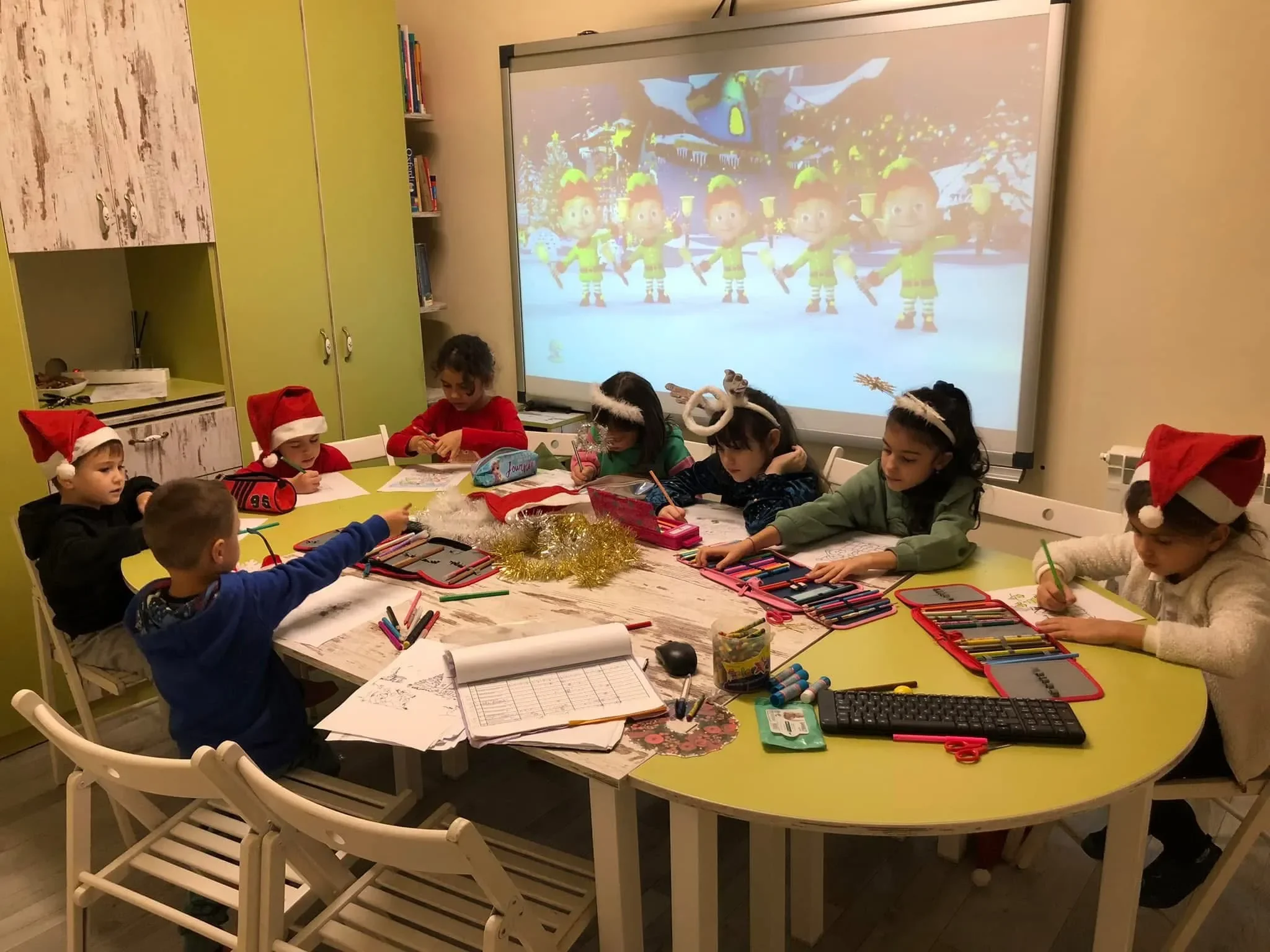 Copii implicați în activități creative de Crăciun în timpul cursurilor de limba engleză la York Rose Language School Constanța