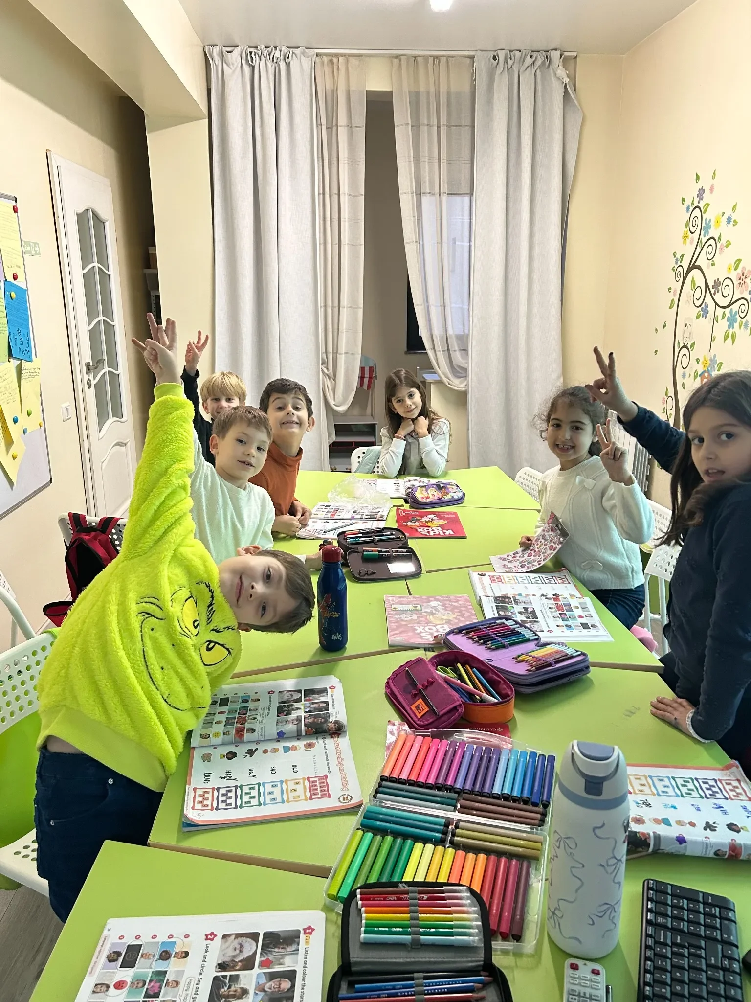 Elevi la York Rose Constanța participă la lecții de engleză prin jocuri și activități educative de grup