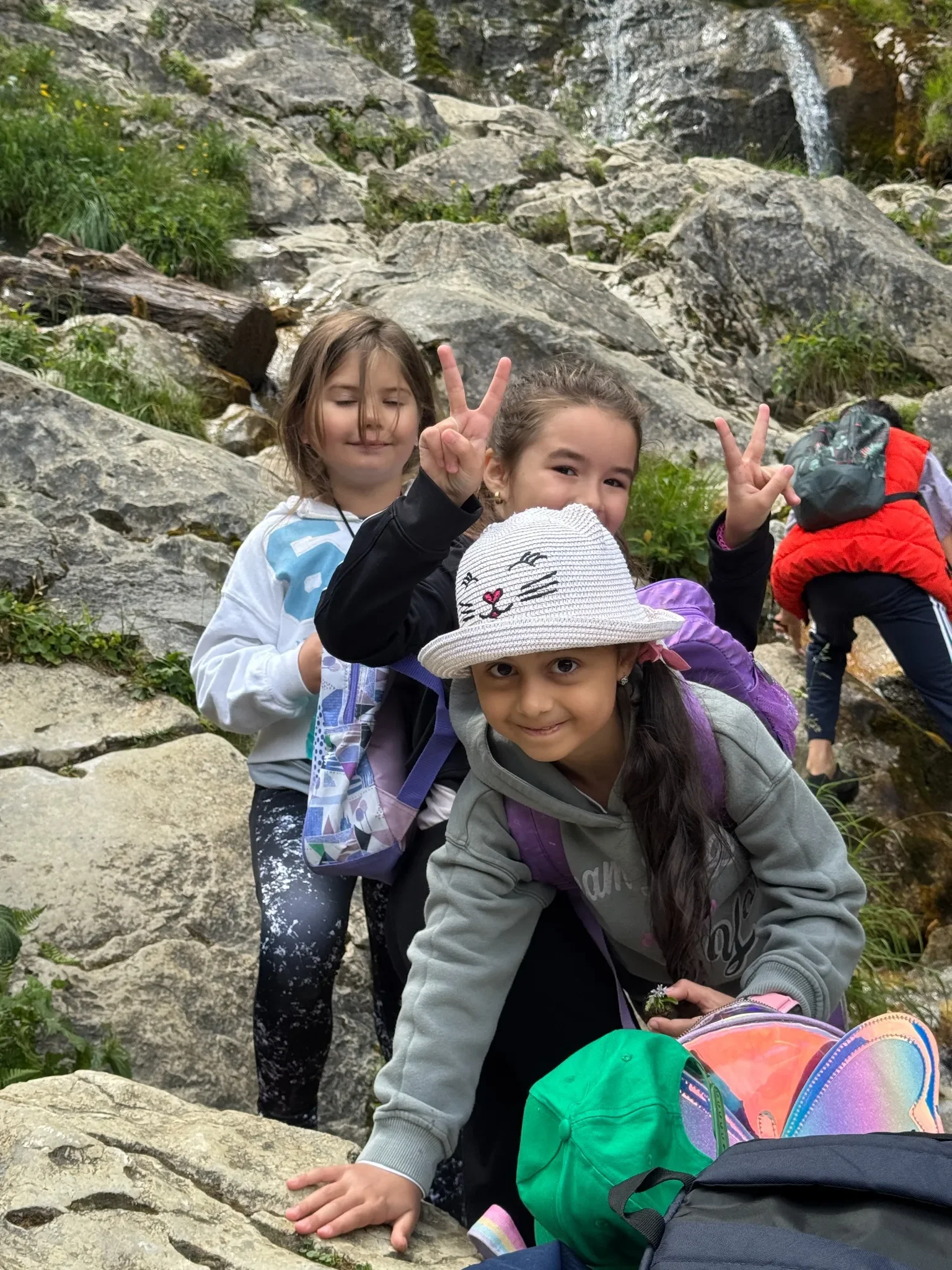 Copii în excursie montană într-o tabără pentru copii, explorare în natură și activități de aventură