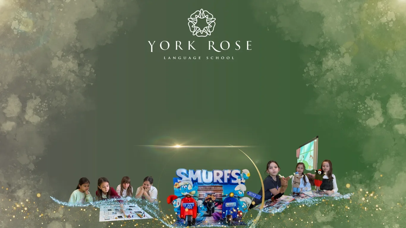Bannerul cursului de varǎ Happy Smurfs la York Rose în Constanța pe fundal verde, prezentând fetițe jucând un board game, o scenă cu teatru de păpuși și logo-ul central al școlii deasupra unui decor cu tematică Școlarii Ștrumfi.