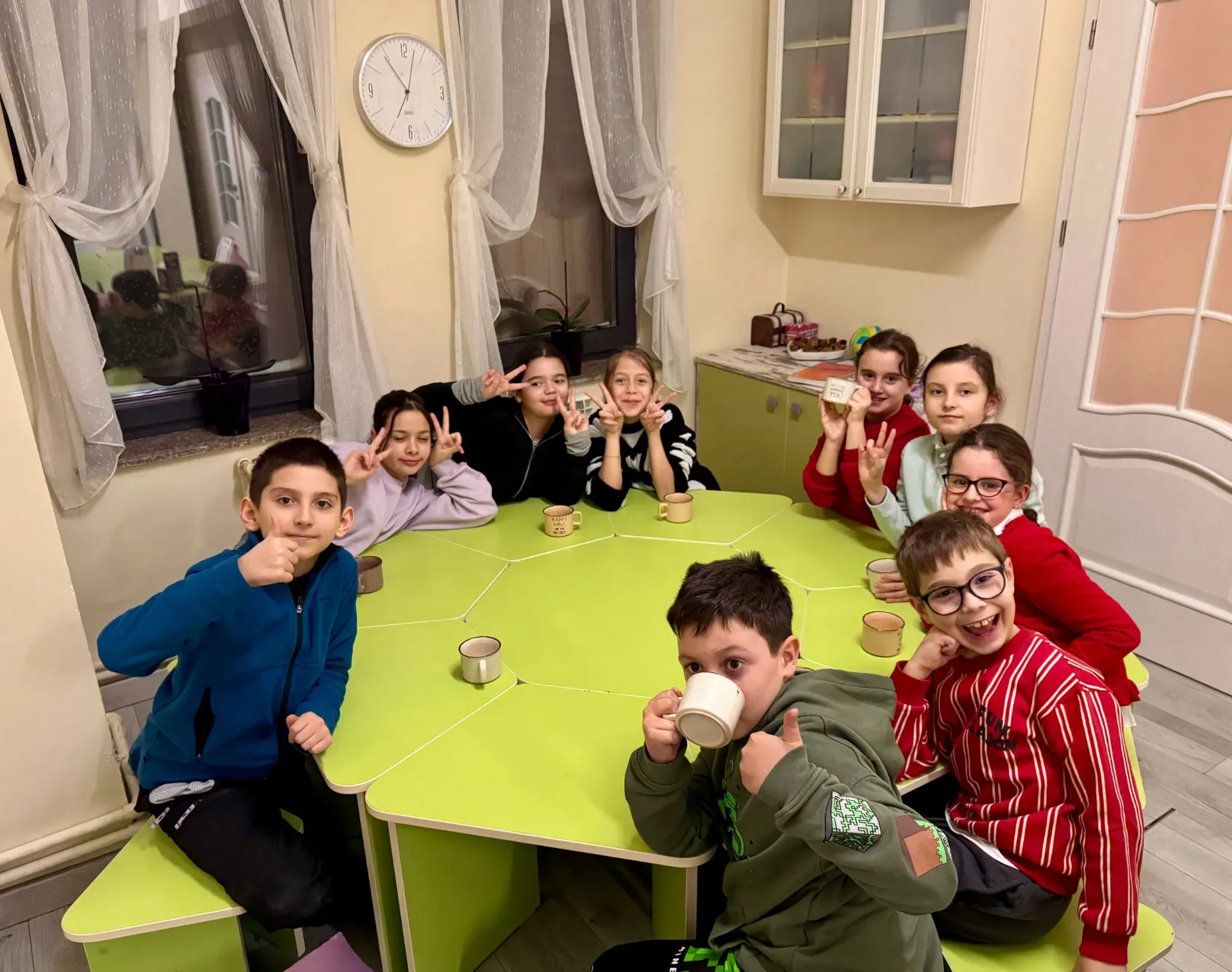 Copii la York Rose Language School se bucură de activități sociale și interactive în timpul lecțiilor de germana