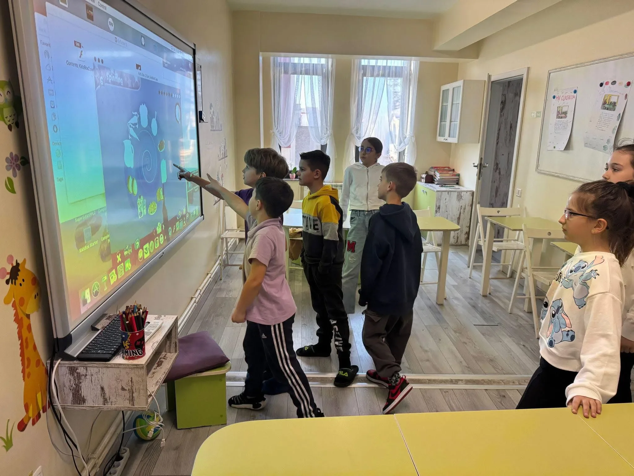 Copii la York Rose Constanța participă la o lecție de limba engleză folosind tablă digitală și activități interactive