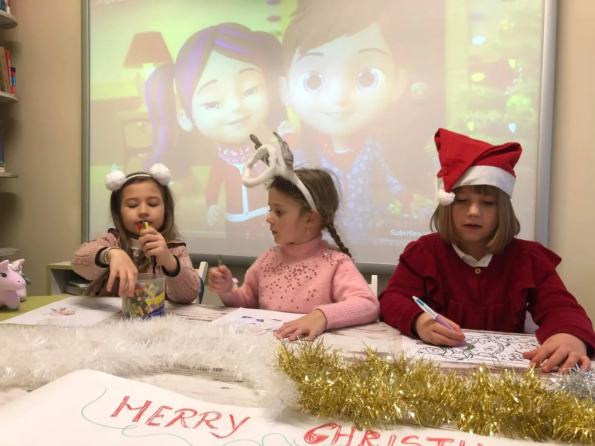 Copii implicați în activități creative de Crăciun în timpul cursurilor de limba engleză la York Rose Language School Constanța