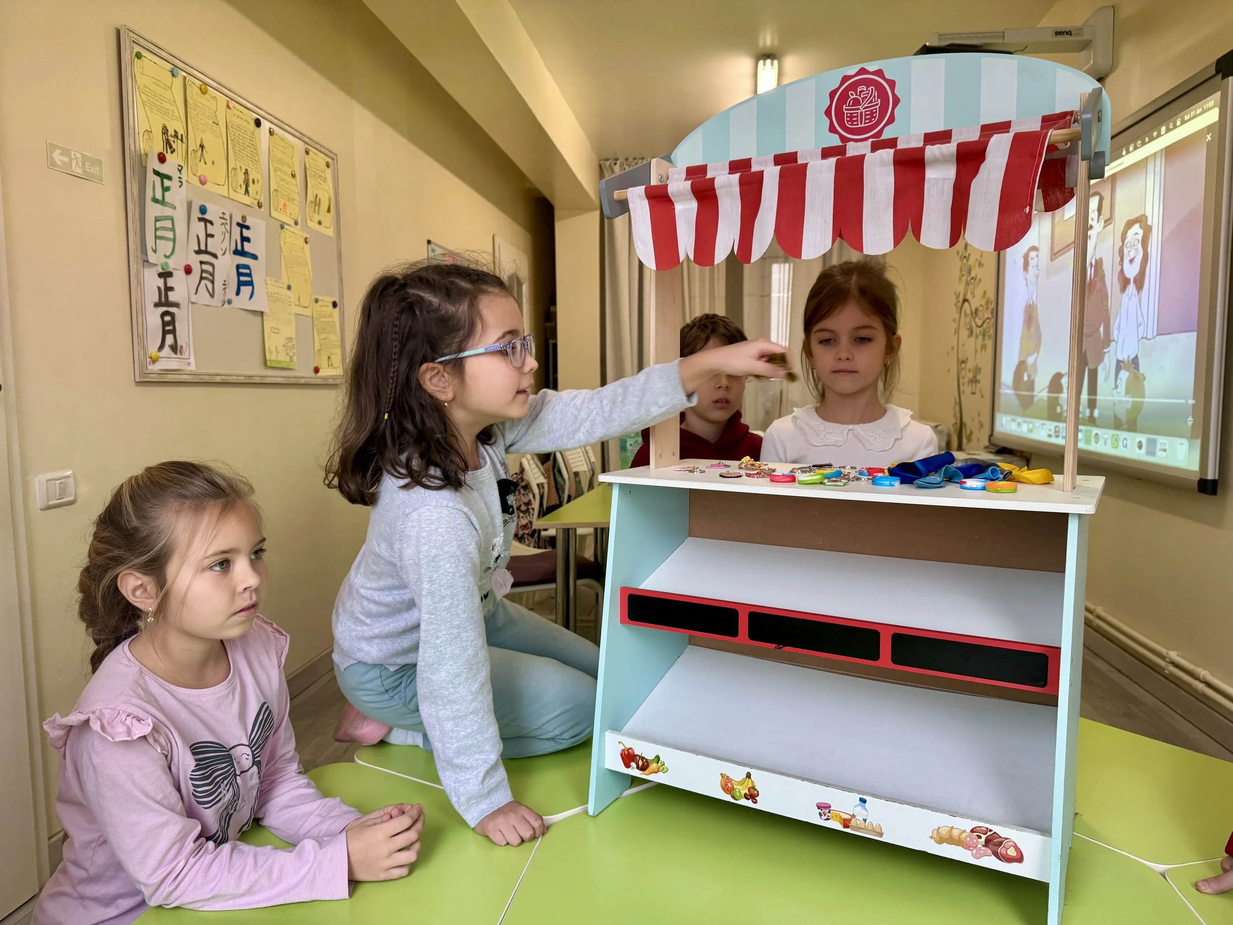 Copii participând la o activitate interactivă de învățare a limbii engleze la York Rose Language School Constanța, folosind jocuri educaționale și materiale vizuale.