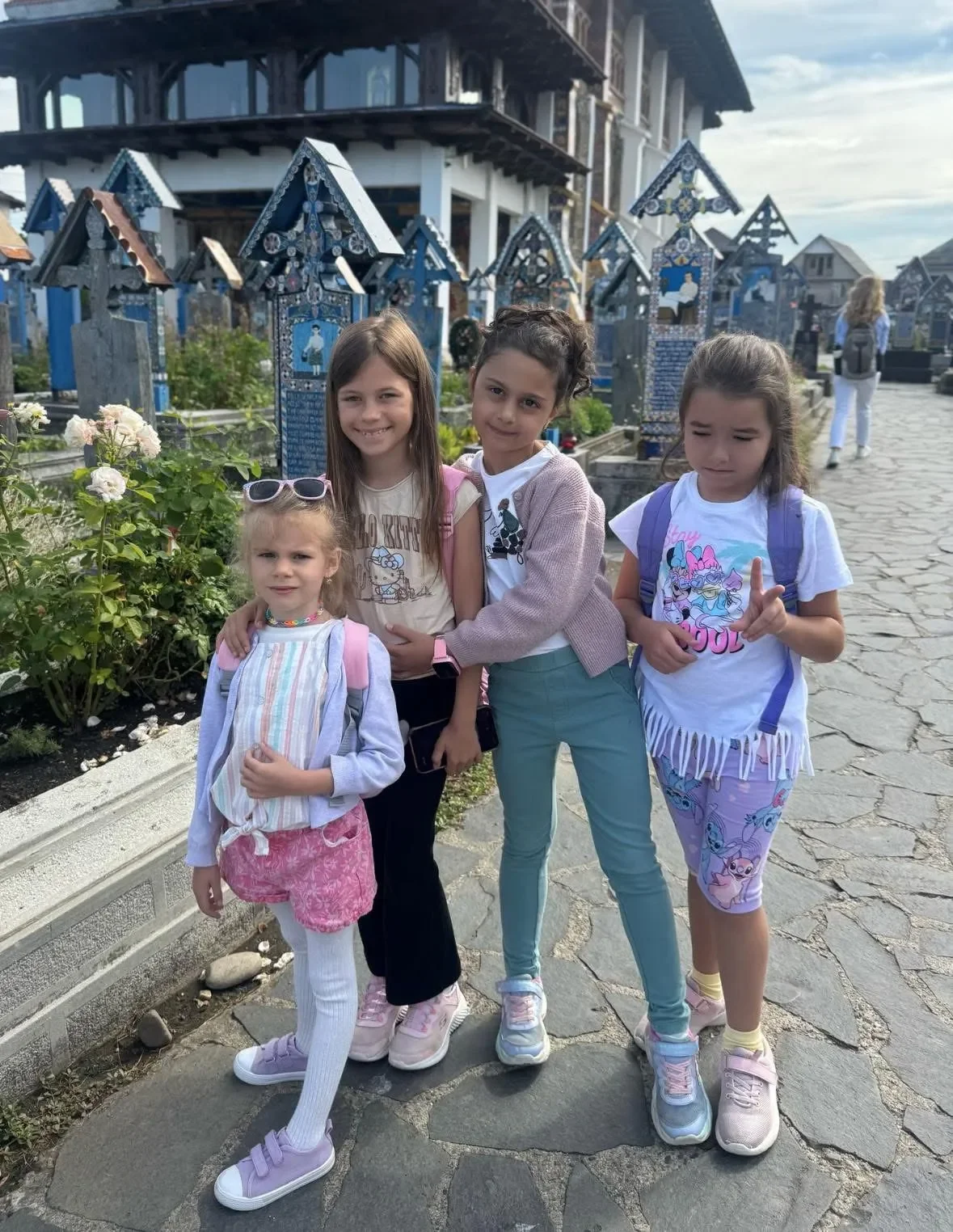 Copii în excursie culturală în Maramureș în cadrul taberei de limba engleză York Rose – învățare prin experiență și explorare.