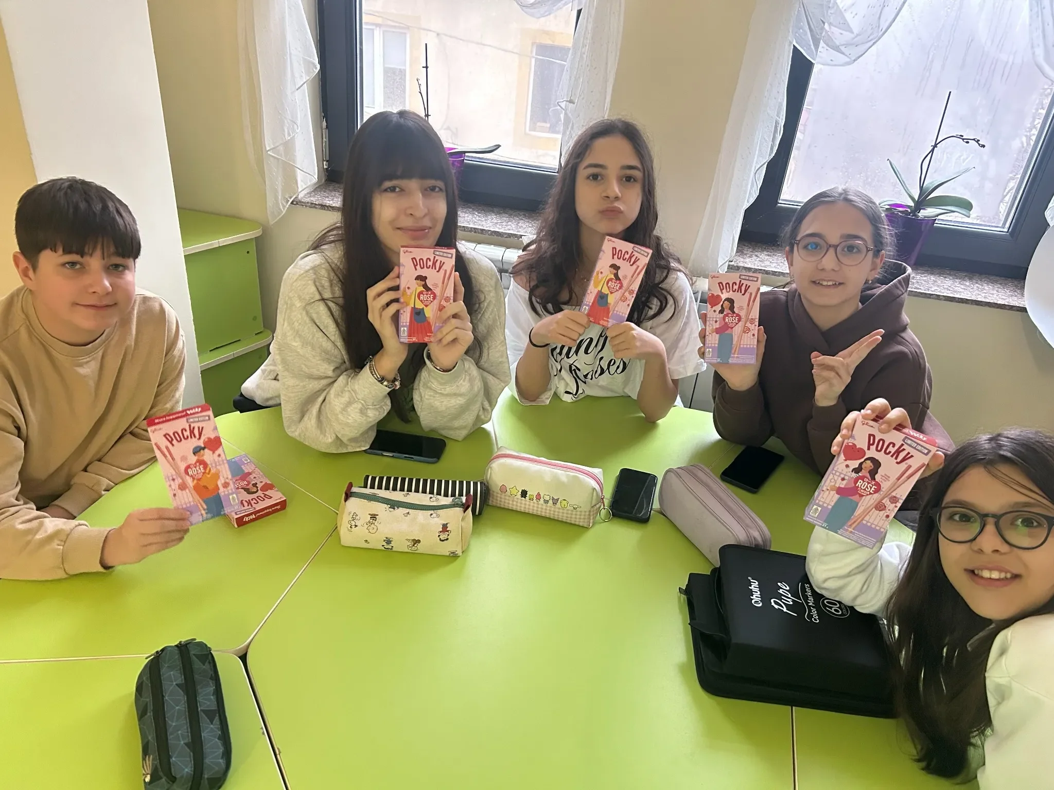 Adolescente la York Rose Constanța participă la activități interactive de limba engleză într-un mediu prietenos