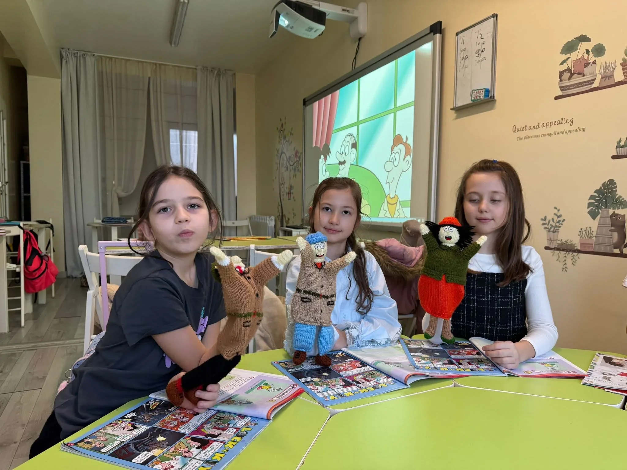 Lecție de engleză pentru copii la York Rose Language School folosind marionete și metode interactive