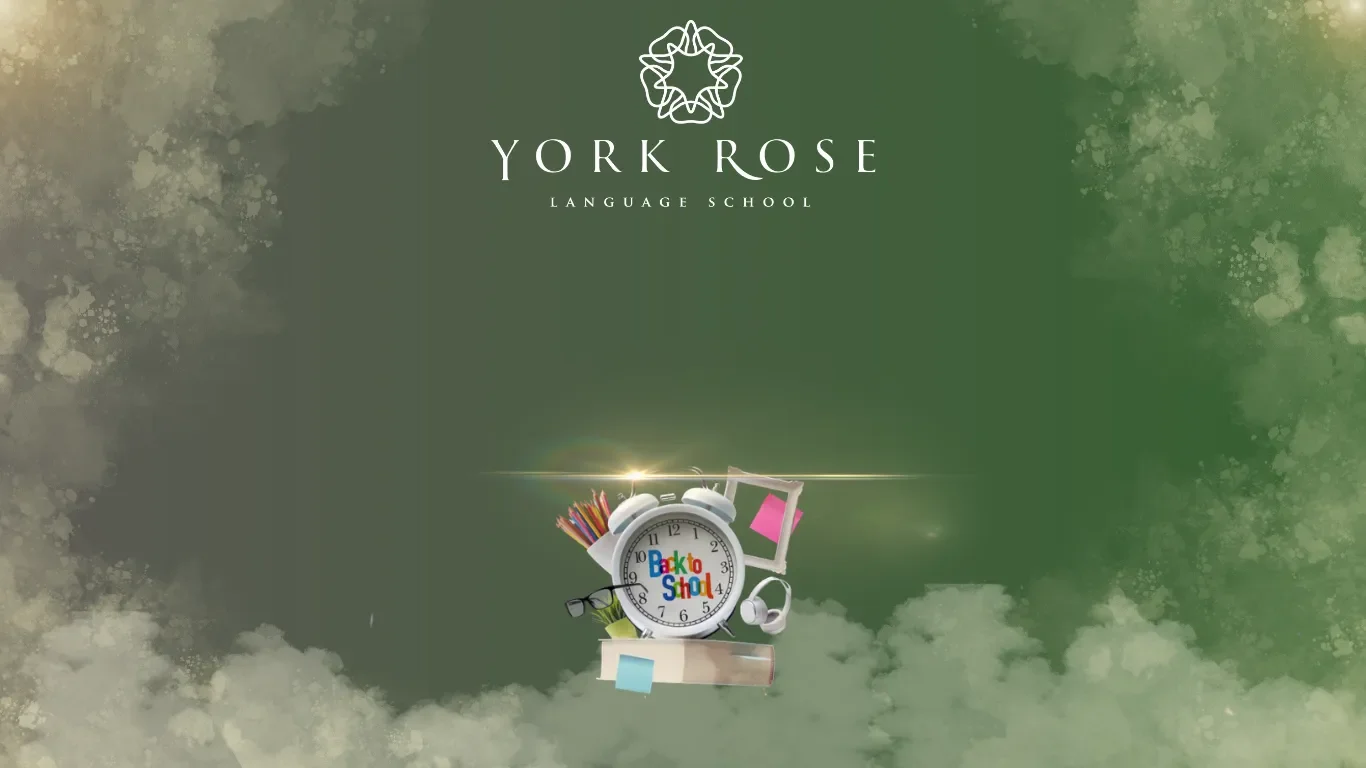 Bannerul principal al paginii de înscrieri York Rose Language School pe fundal verde, înfățișând un ceas deșteptător cu mesajul Back to School așezat pe cărți, rechizite și logo-ul alb al școlii în partea de sus.