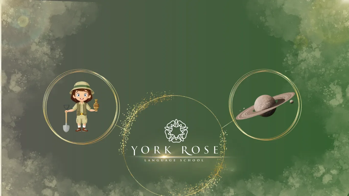 Bannerul cursului de varǎvDiscover the World la York Rose Constanța pe fundal verde, prezentând ilustrații aurii de cercuri ce încadrează un mic explorator cu o lopată, planeta Saturn și logo-ul central al școlii