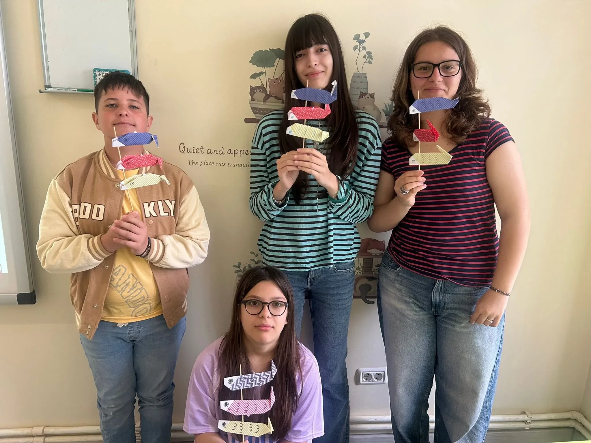 Elevi arătând proiecte tradiționale origami koinobori la cursul de limba japoneză și cultură niponă la York Rose Language School Constanța.