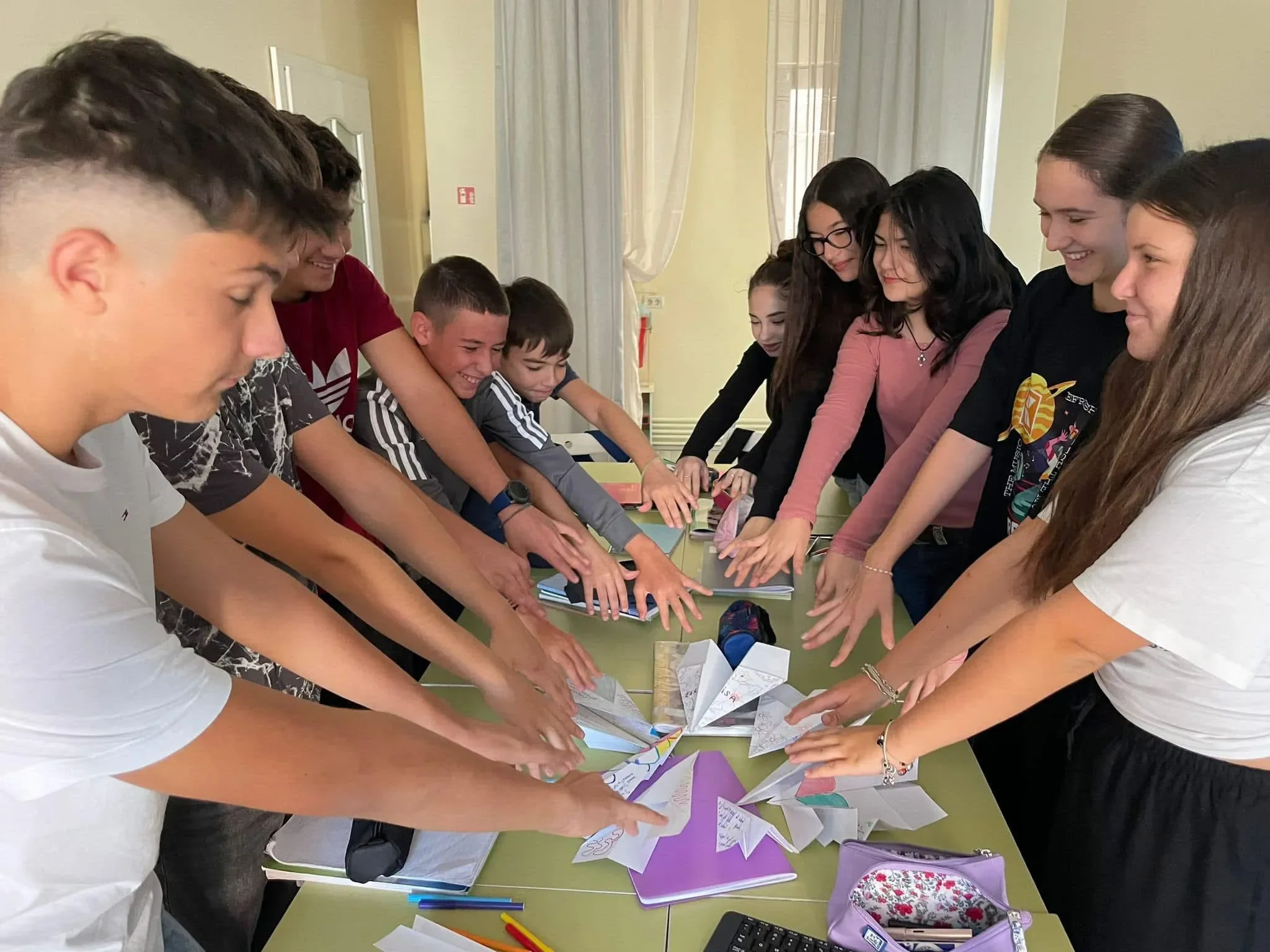 Copii și adolescenți participă la activitate de grup în cadrul cursului de limba engleză la York Rose Constanța, învățare prin joc și colaborare