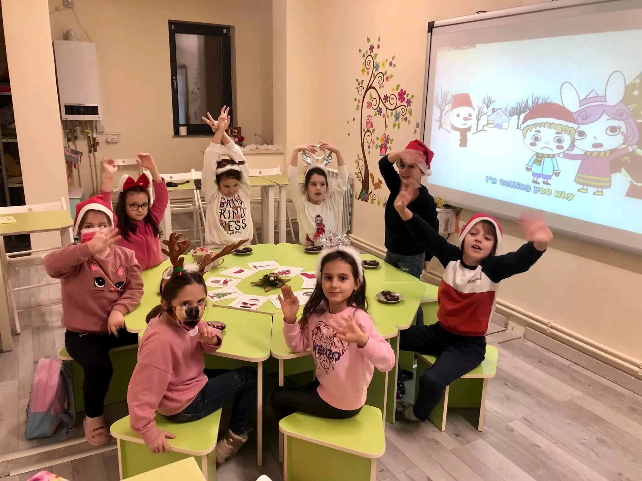 Grup de copii la York Rose Constanța participând la activitate interactivă de vocabular