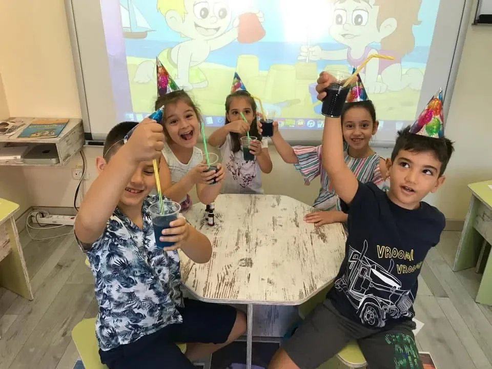 Copii la York Rose Language School se bucură de activități sociale și interactive în timpul lecțiilor de engleză