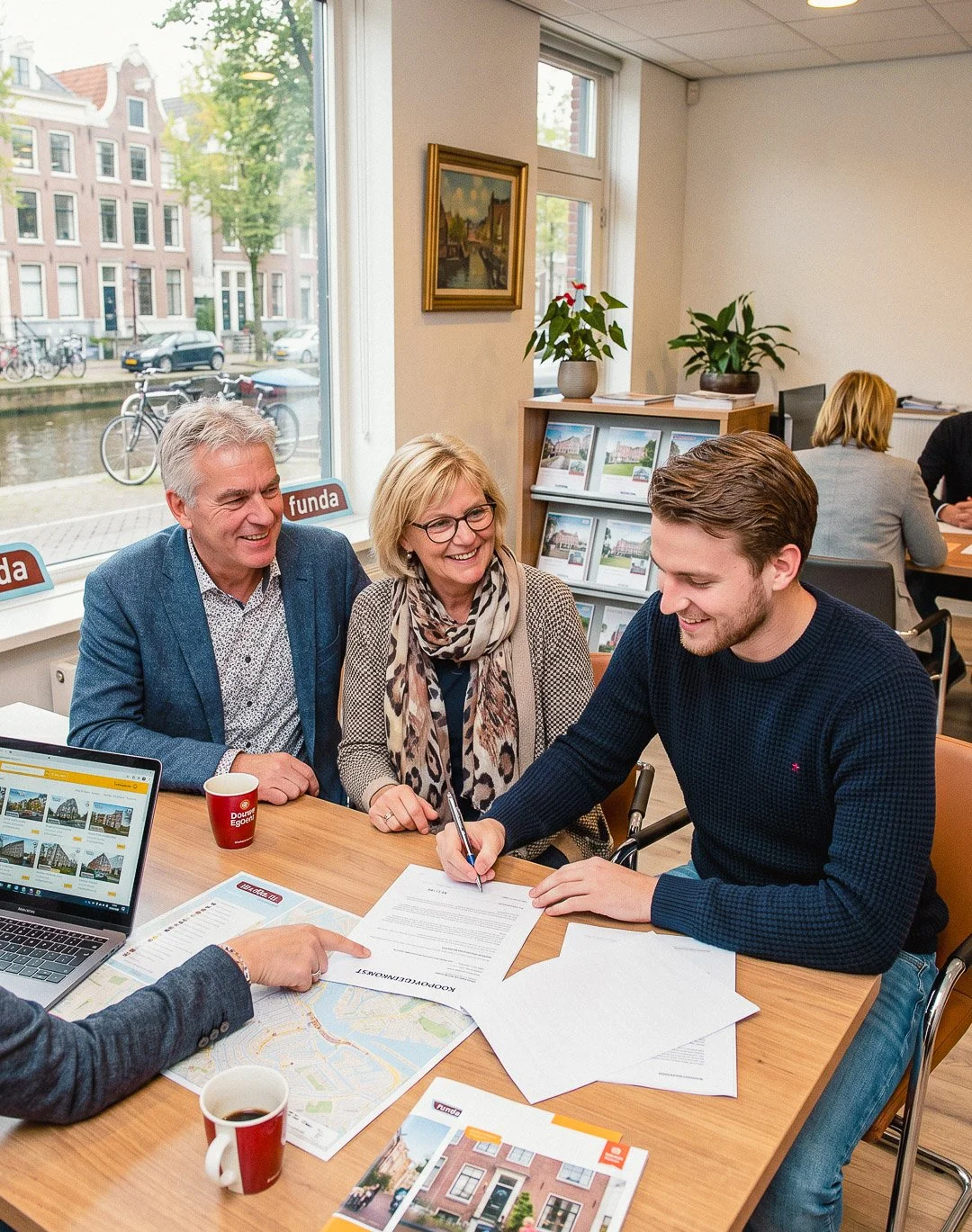 Mensen die in een kantoor in Nederland samenwerken, ondertekenen documenten en lachen, met een grote raam dat een grachtenpand en fietsen buiten toont.