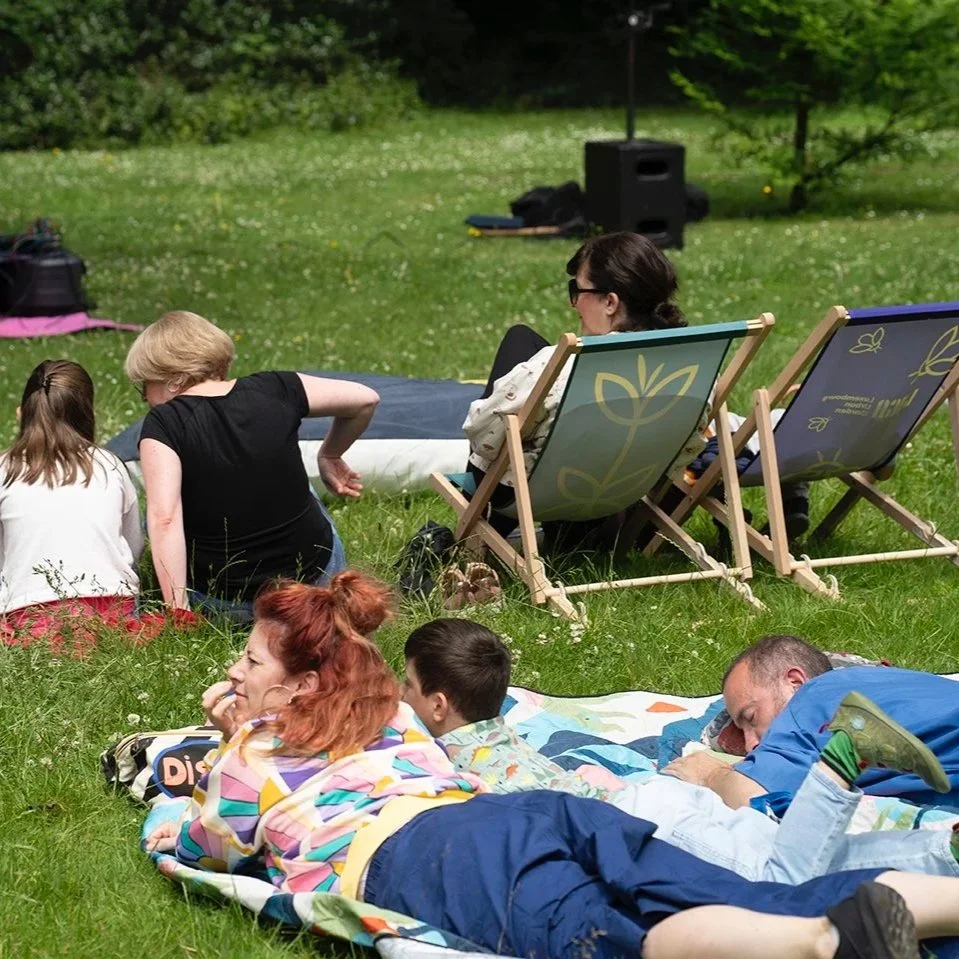 Relaxed concert in a city park