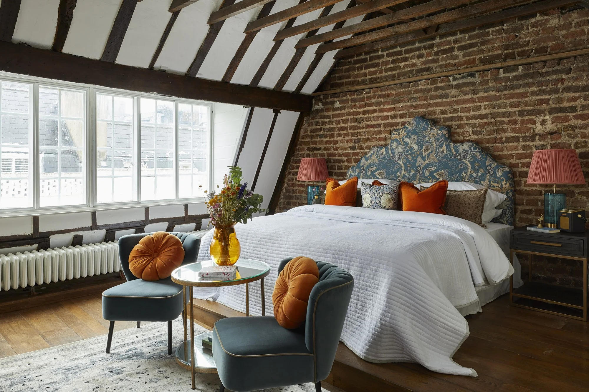 The Art of Mixing Old and New: How to Achieve a Timeless Look in Your Home..