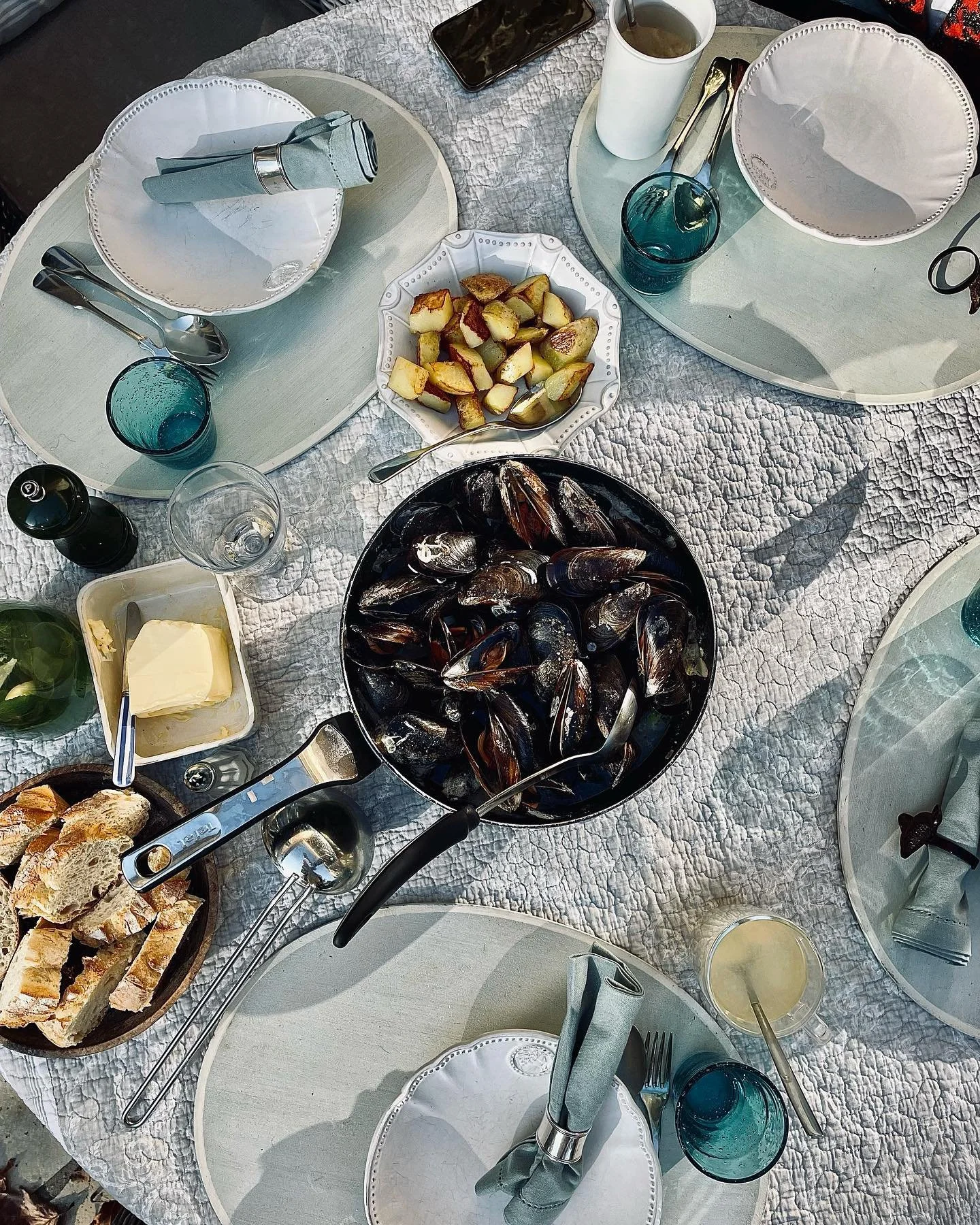 d&eacute;jeuner en d&eacute;cembre 🇫🇷 #france #provence #suddelafrance #moules #winter #winterdinner #sun #lunch #d&eacute;jeuner