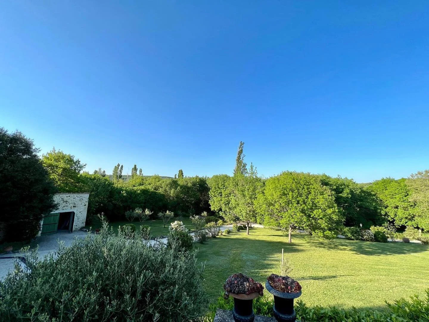 A beautiful morning in Provence 😍 

#earlymorning #sun #spring #provence #landhaus #vacation #riseandshine 
Booking: Link in Bio