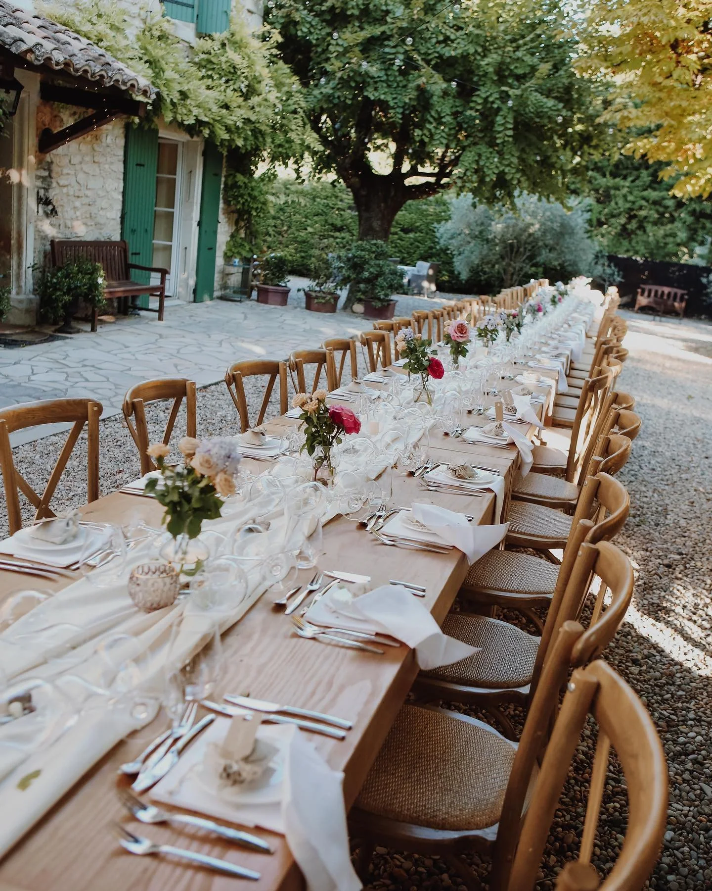 Friends Welcome, Relatives by Appointment 😁 

Happy Saturday everyone! 🥂 

#weddingplanner #weddingplannerprovence #weddinginprovence #verlobung #engaged #landhauschantemerle #provence #hochzeitinderprovence #weekend #dinnerwithfriends #hochzeit #t