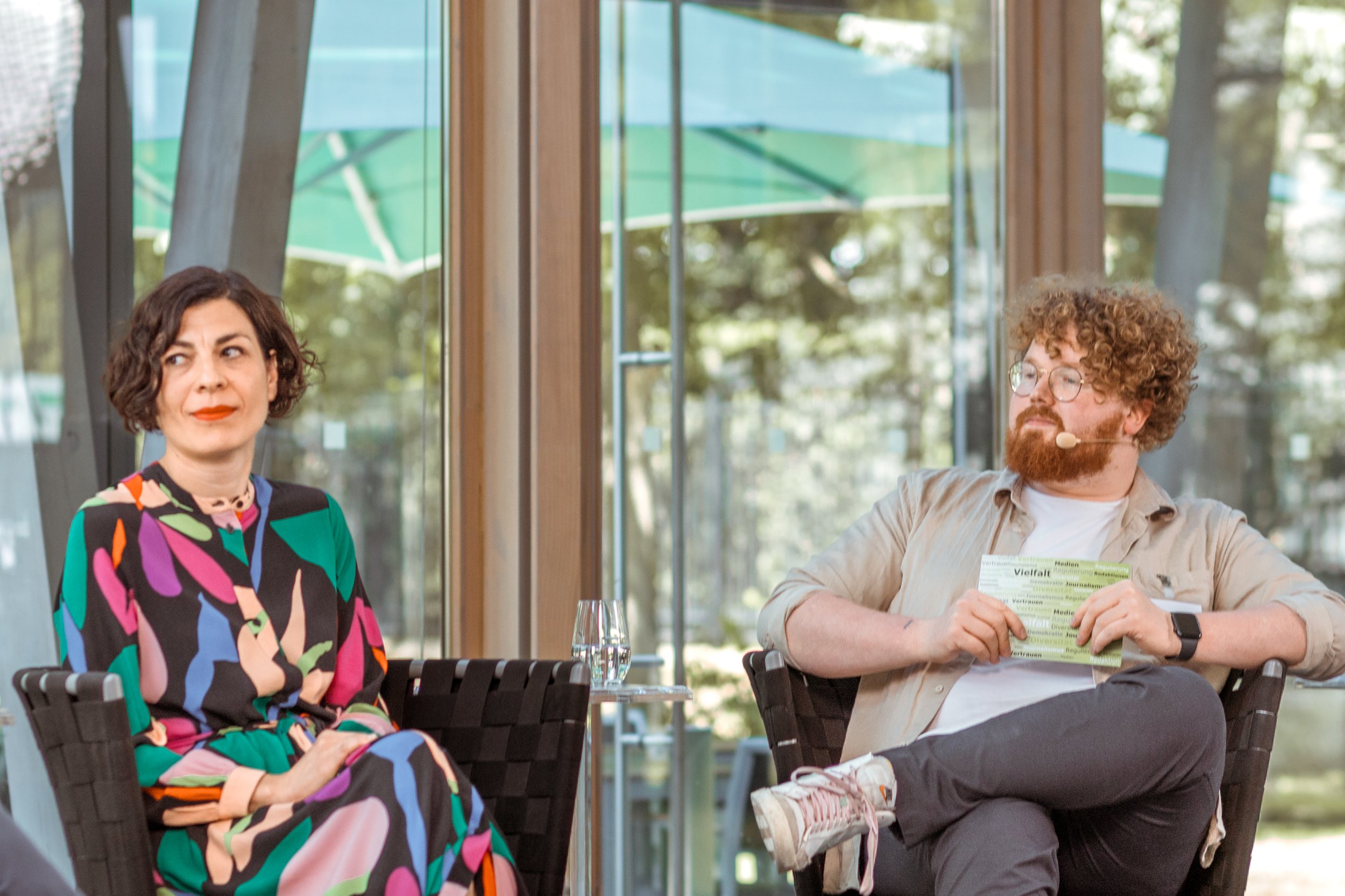 Kolja Fach und Elena Kountidou sitzen auf einem Panel in der Landesvertretung NRW in Berlin.