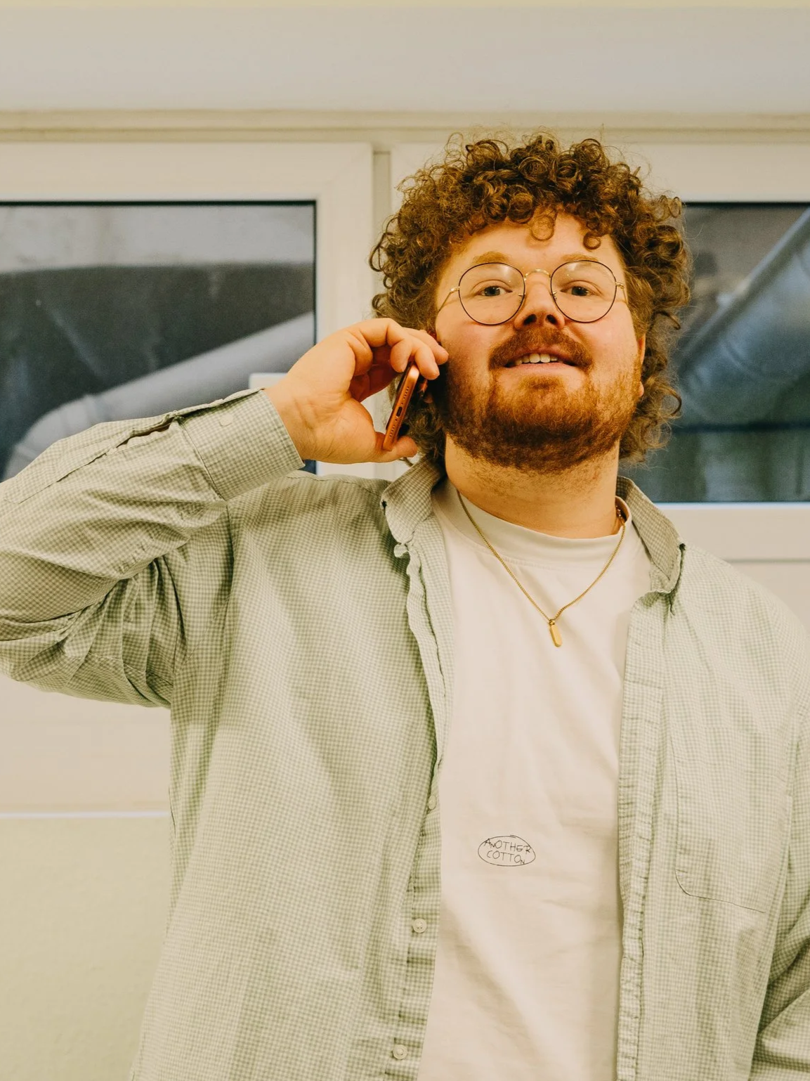 Kolja Fach spricht am Telefon in einem Garderobenraum des Ernst Deutsch Theaters in Hamburg.