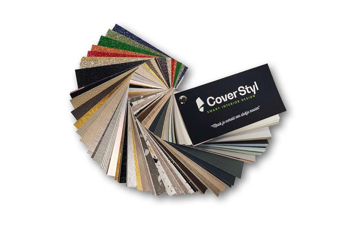 En fargesterk fargeprøvebok for interiørdesign med mange små prøver i en sirkel rundt en svart label med teksten 'Cover Stil' og slagord."
