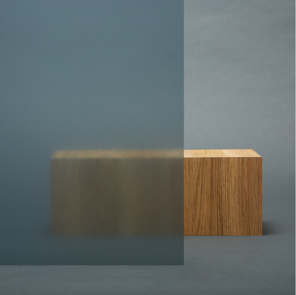 To tre kuber av tre, den ene er uklart og skarp, plassert på en grå bakgrunn.