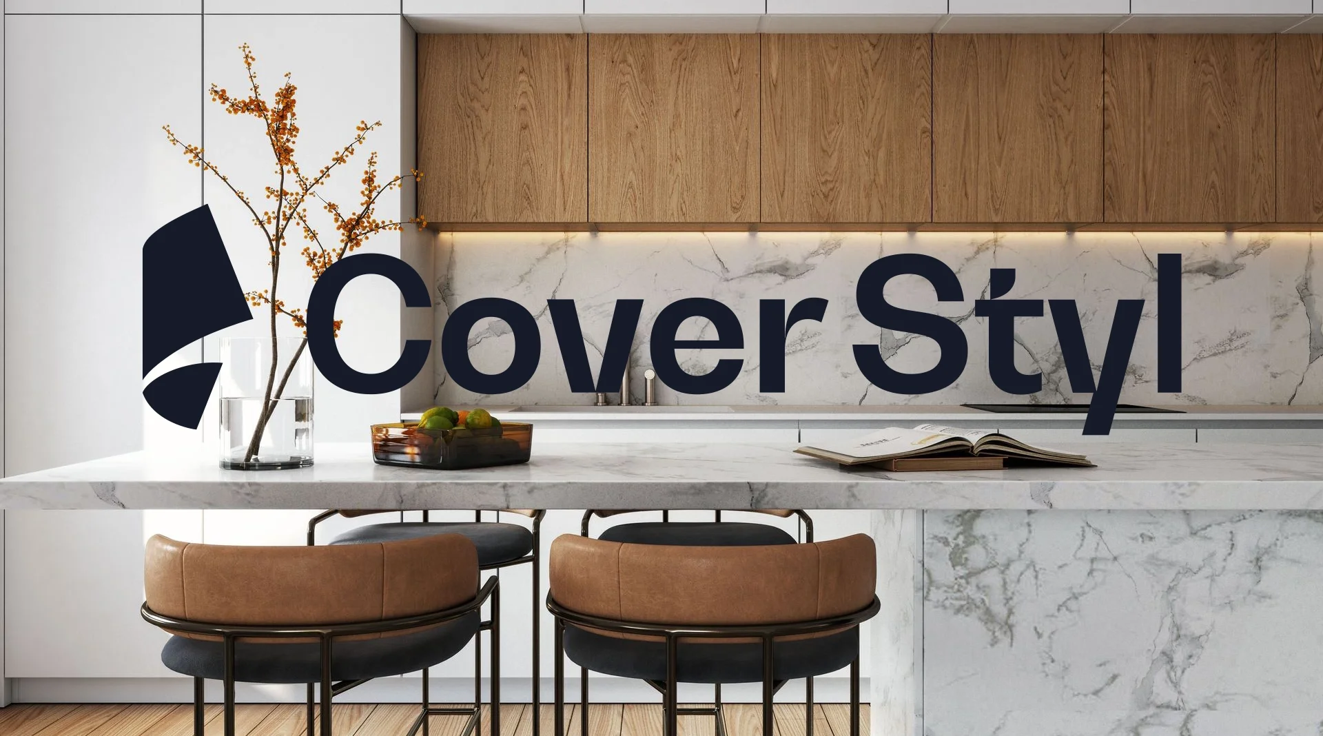 Moderne kjøkken med hvit marmorøy, tre overkupper, en åpen bok på øya, og en vase med tørkede blomster. Logo og tekst "Cover Stil" er overlagt på bildet.