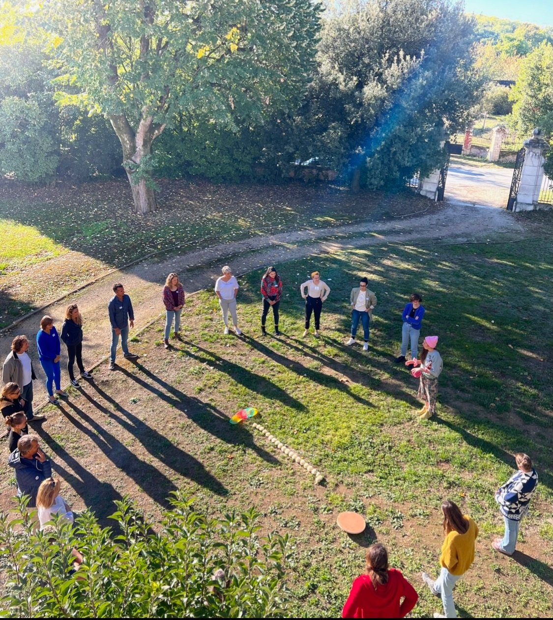 C&rsquo;est quoi la camaraderie ? 1️⃣ c&rsquo;est r&eacute;unir du beau monde en cercle ⭕️ /patate g&eacute;ante chez @villa_nymphea ! 2️⃣ c&rsquo;est faire sourire 🙂 un collaborateur pour sa sant&eacute; mentale 3️⃣ c&rsquo;est ne jamais oublier av