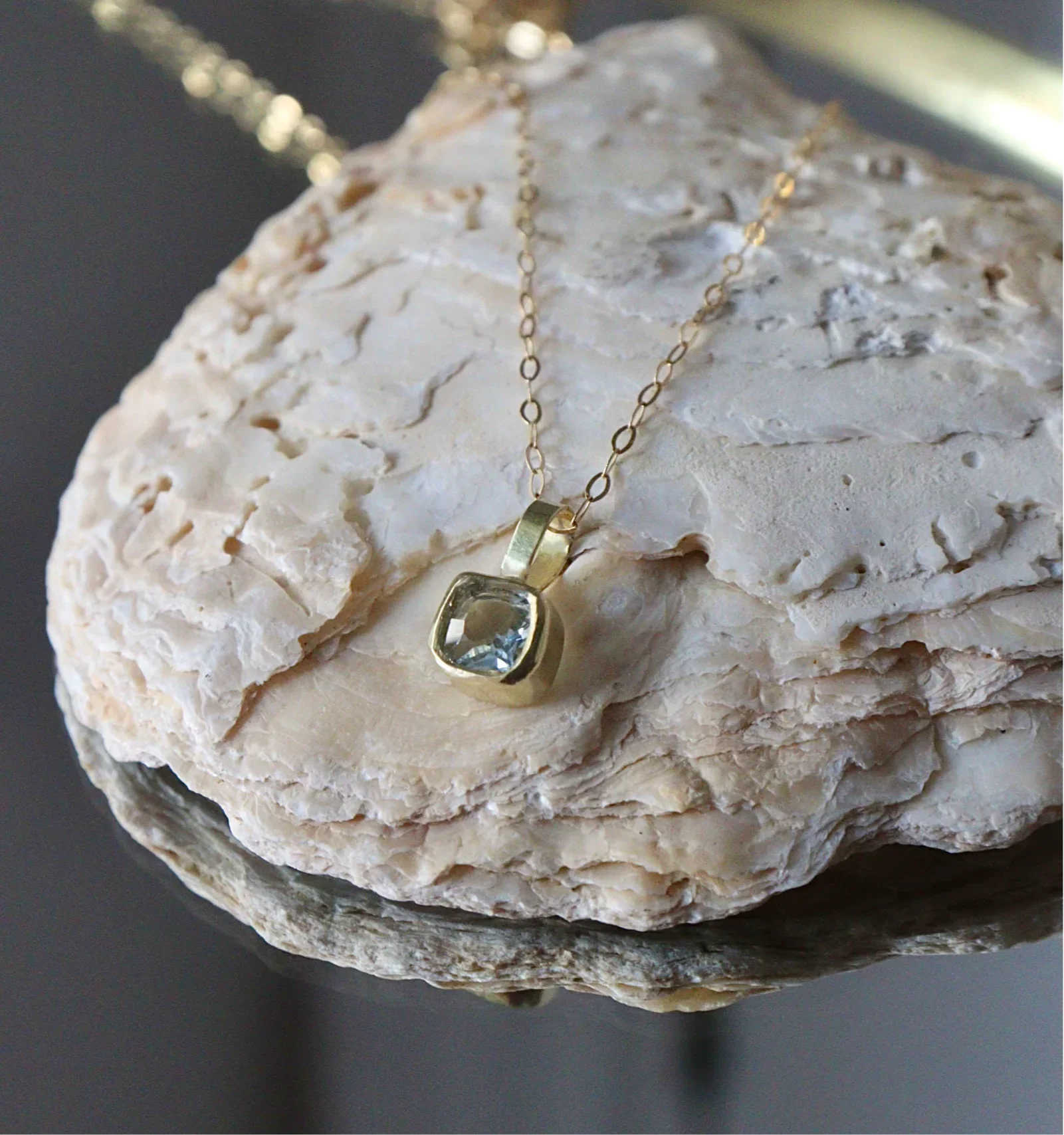 18ct.aqua.pendant.webp
