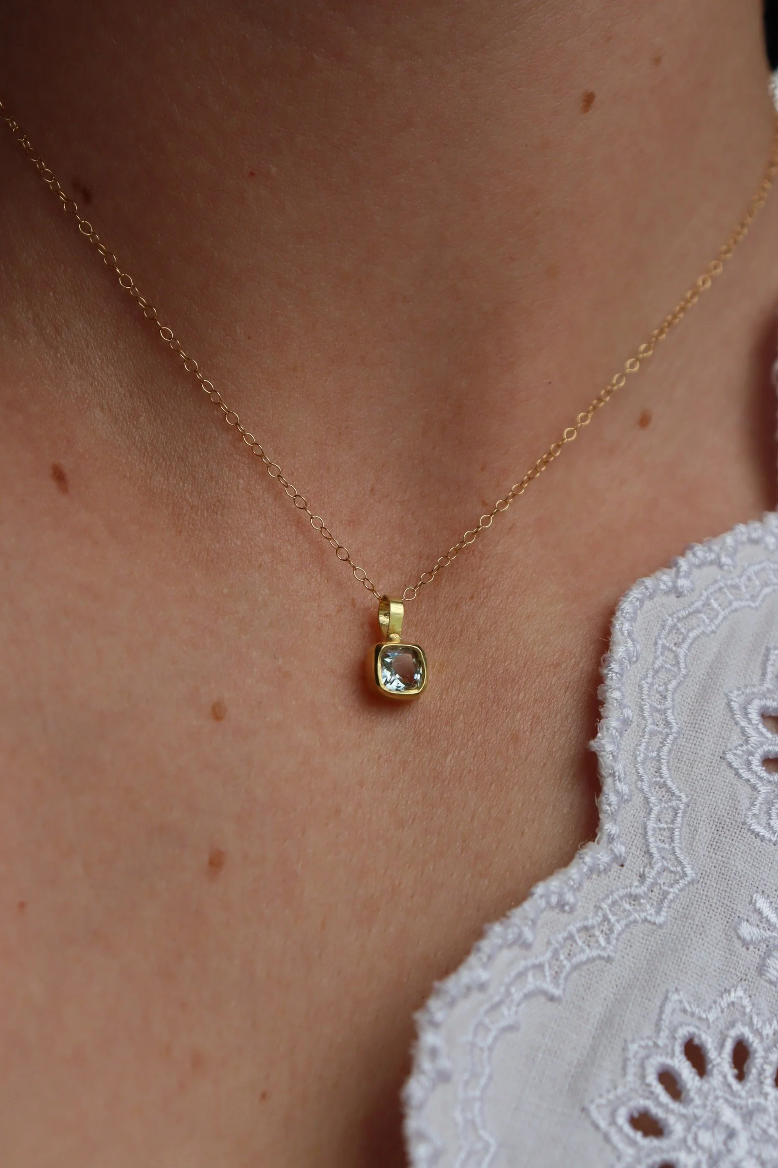 18ct gold Aquamarine pendant