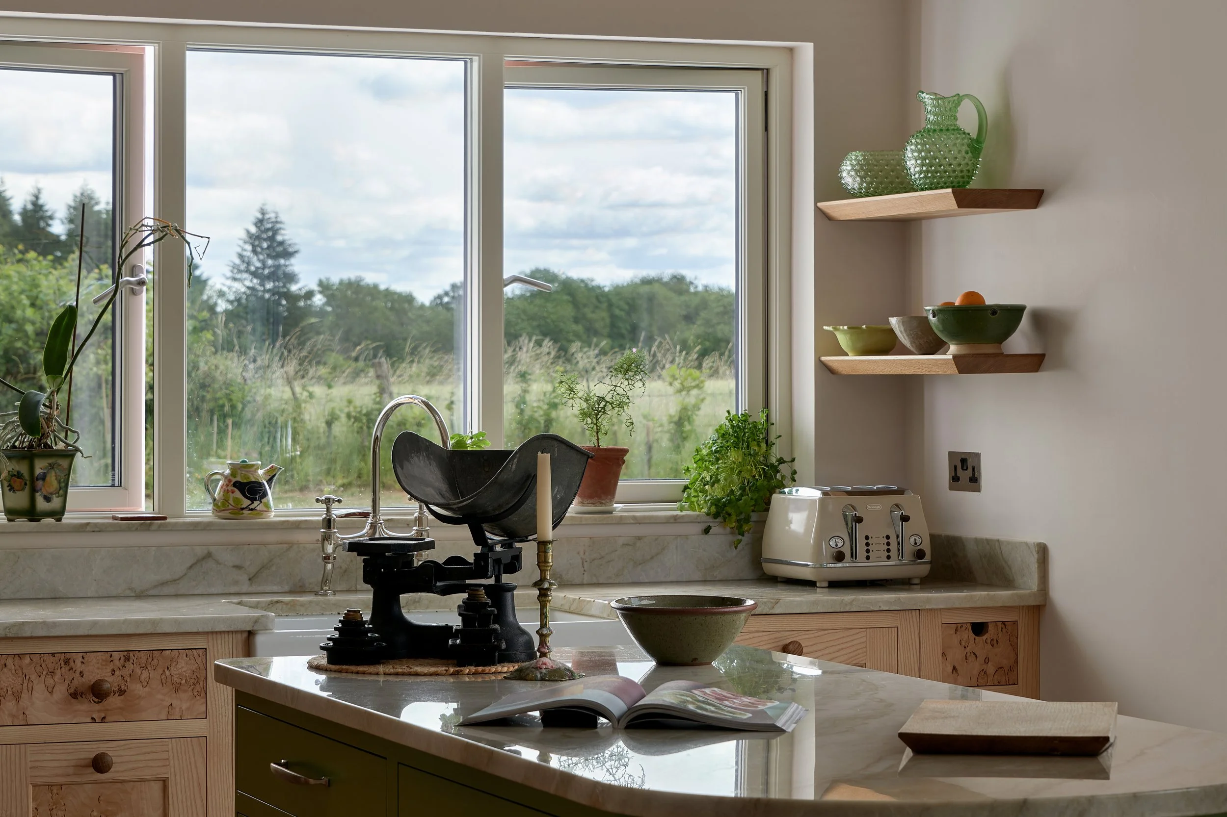 Hampshire-Selbourne-Timber-Painted-Kitchen-00006.jpg