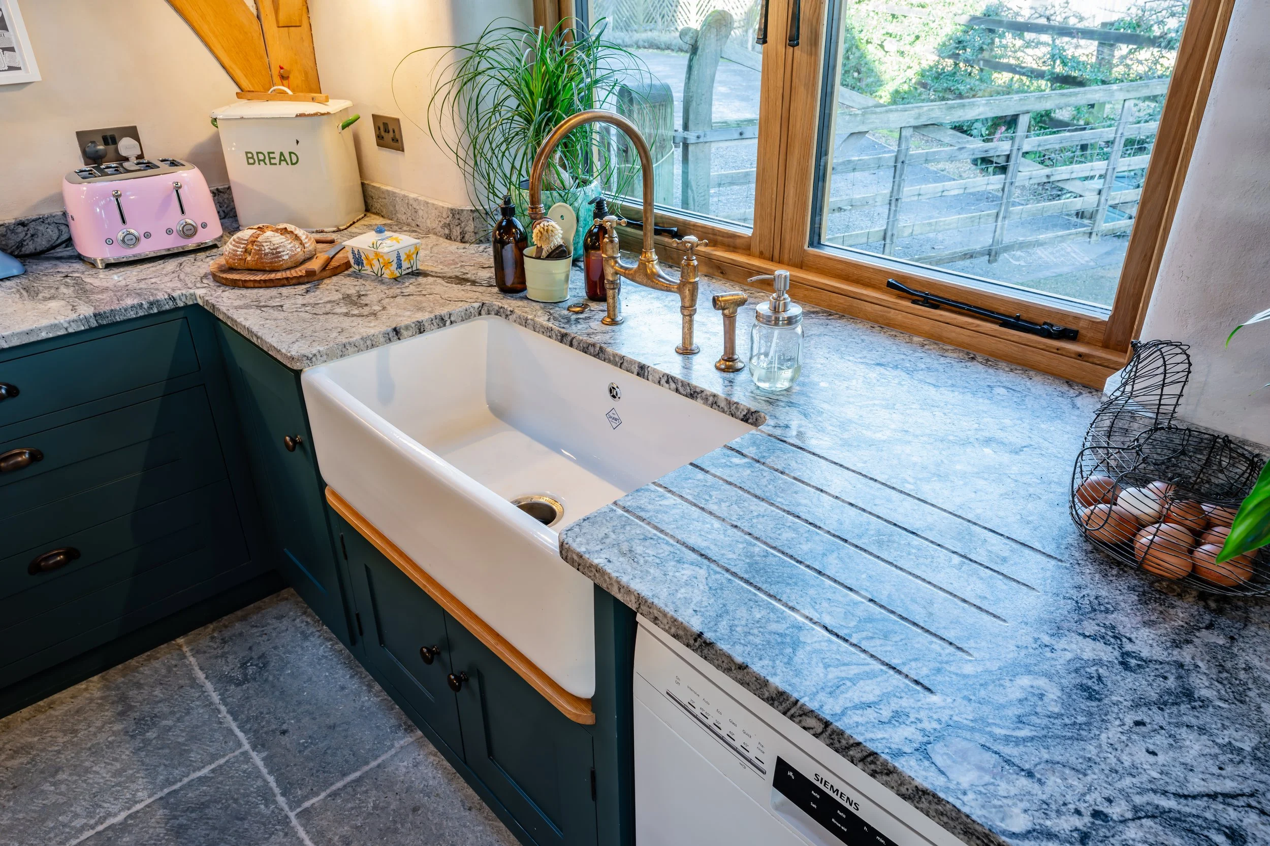 Hampshire-Greatham-Paninted-Timber-Kitchen-00054.jpg
