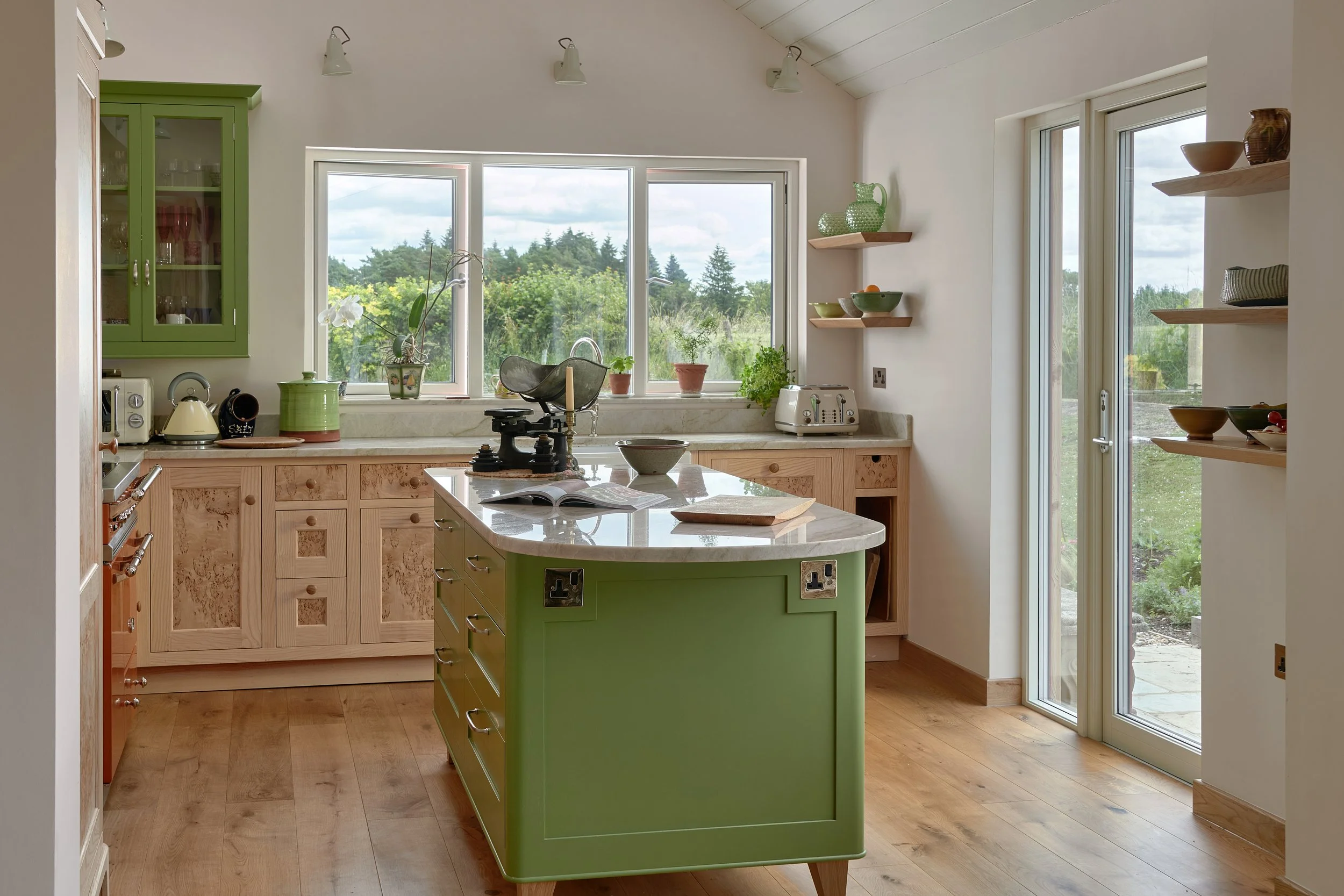 Hampshire-Selbourne-Timber-Painted-Kitchen-00005.jpg
