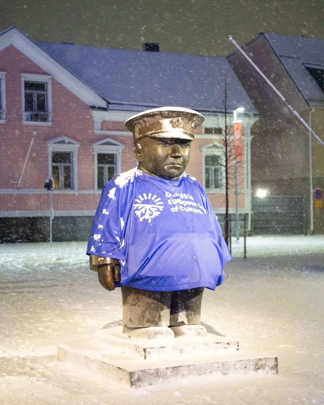 Toripolliisi-patsas puettuna Oulu2026-paitaan
