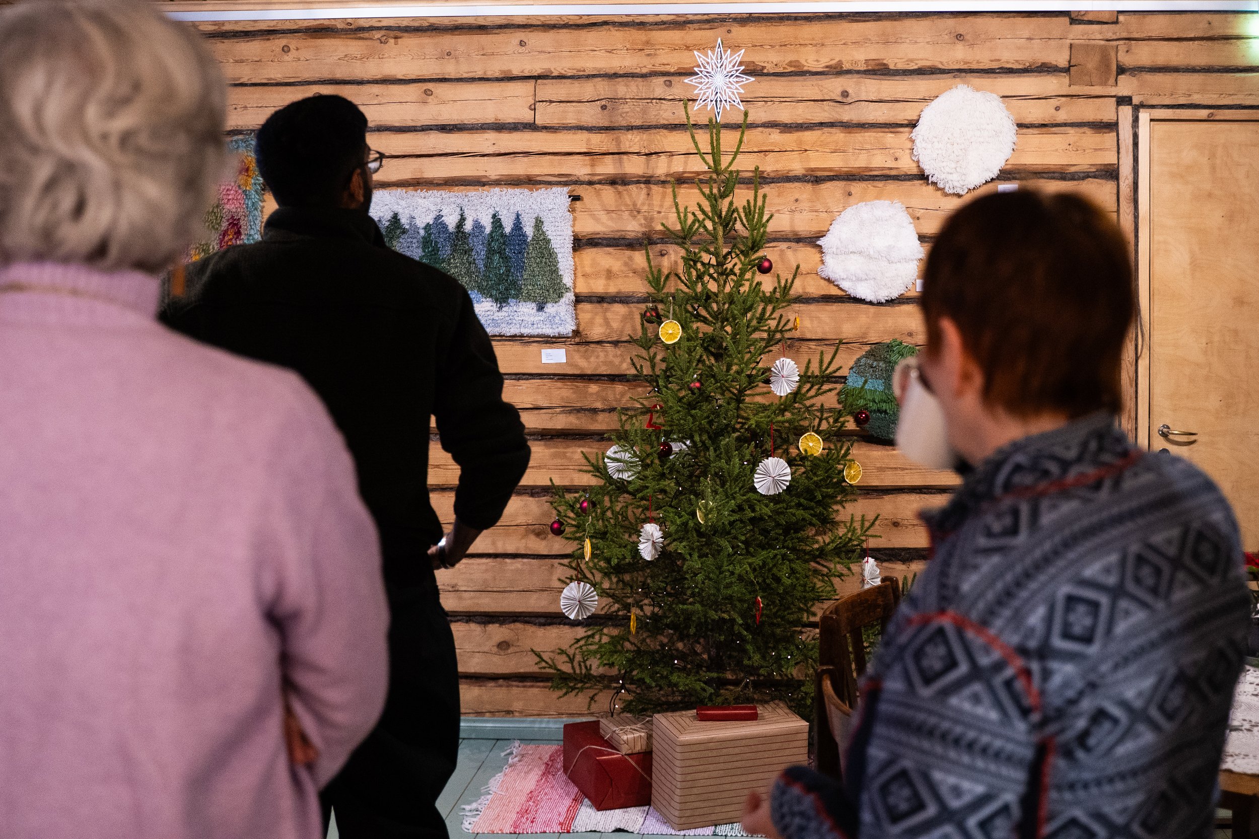 Intialainen vaikuttajaperhe Loppulan luontokahvilassa talvella 2025