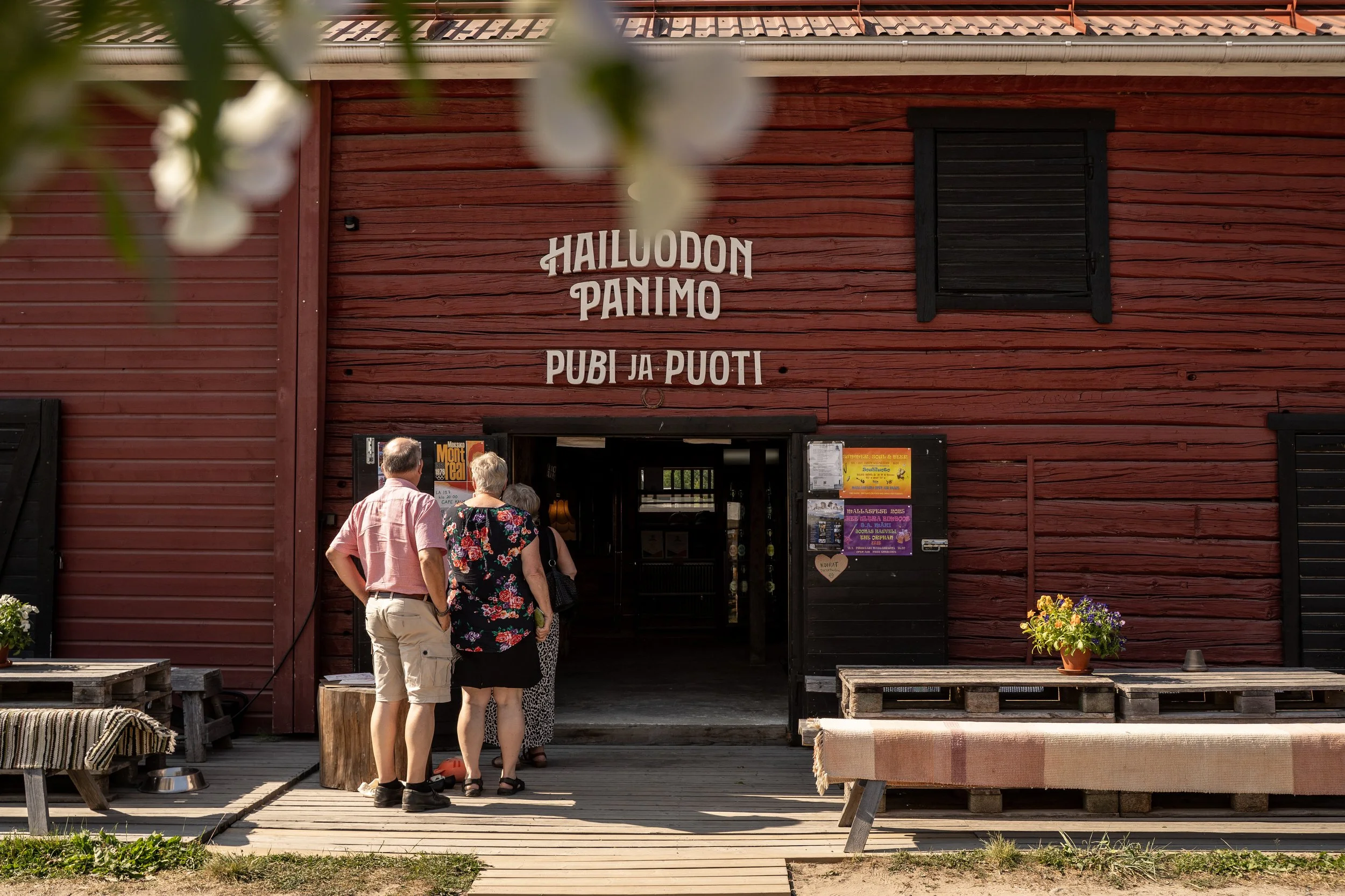 Hailuodon panimon ulkosivu kesällä