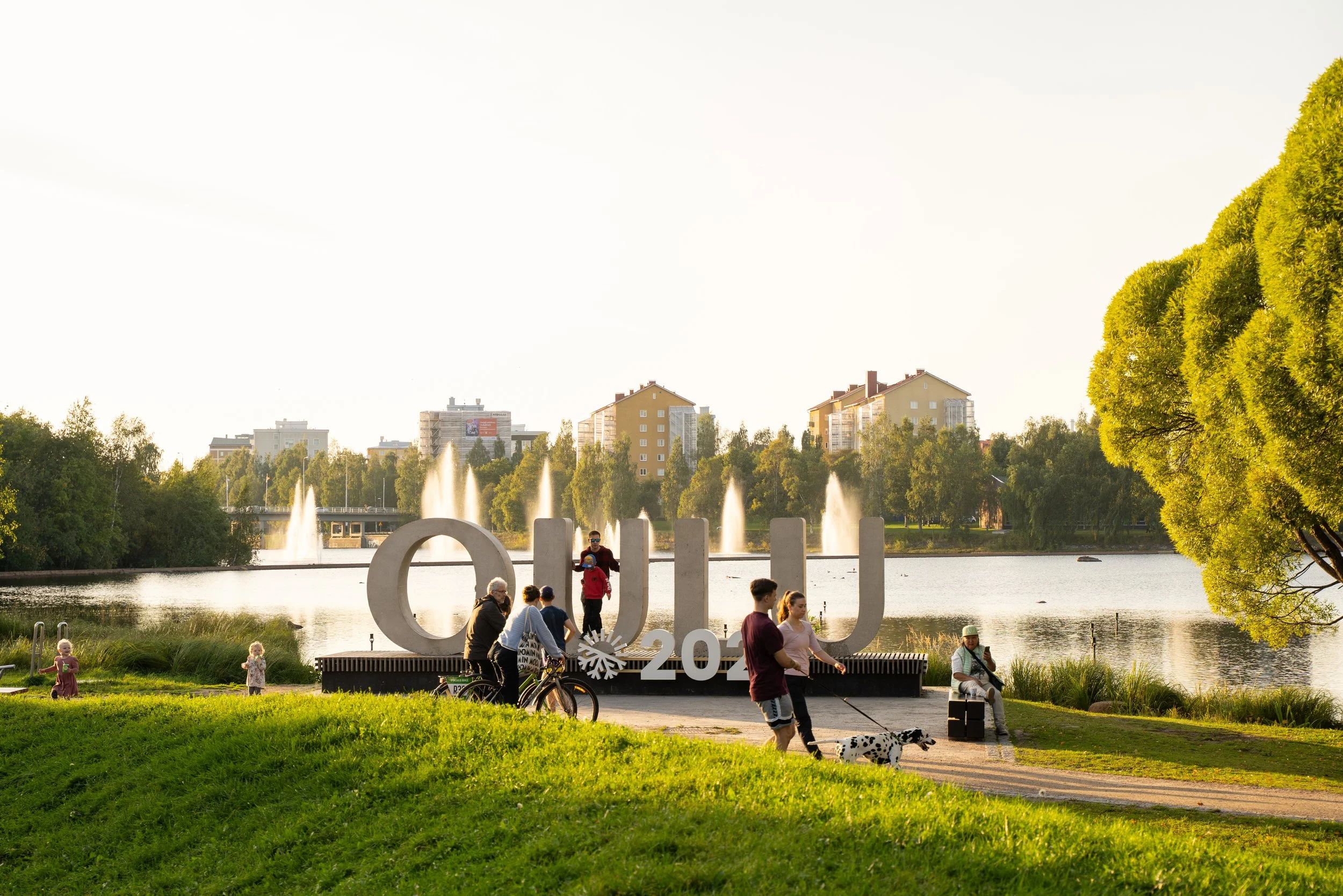 Oulu-kirjaimet Ainolanpuistossa syksyllä 2025