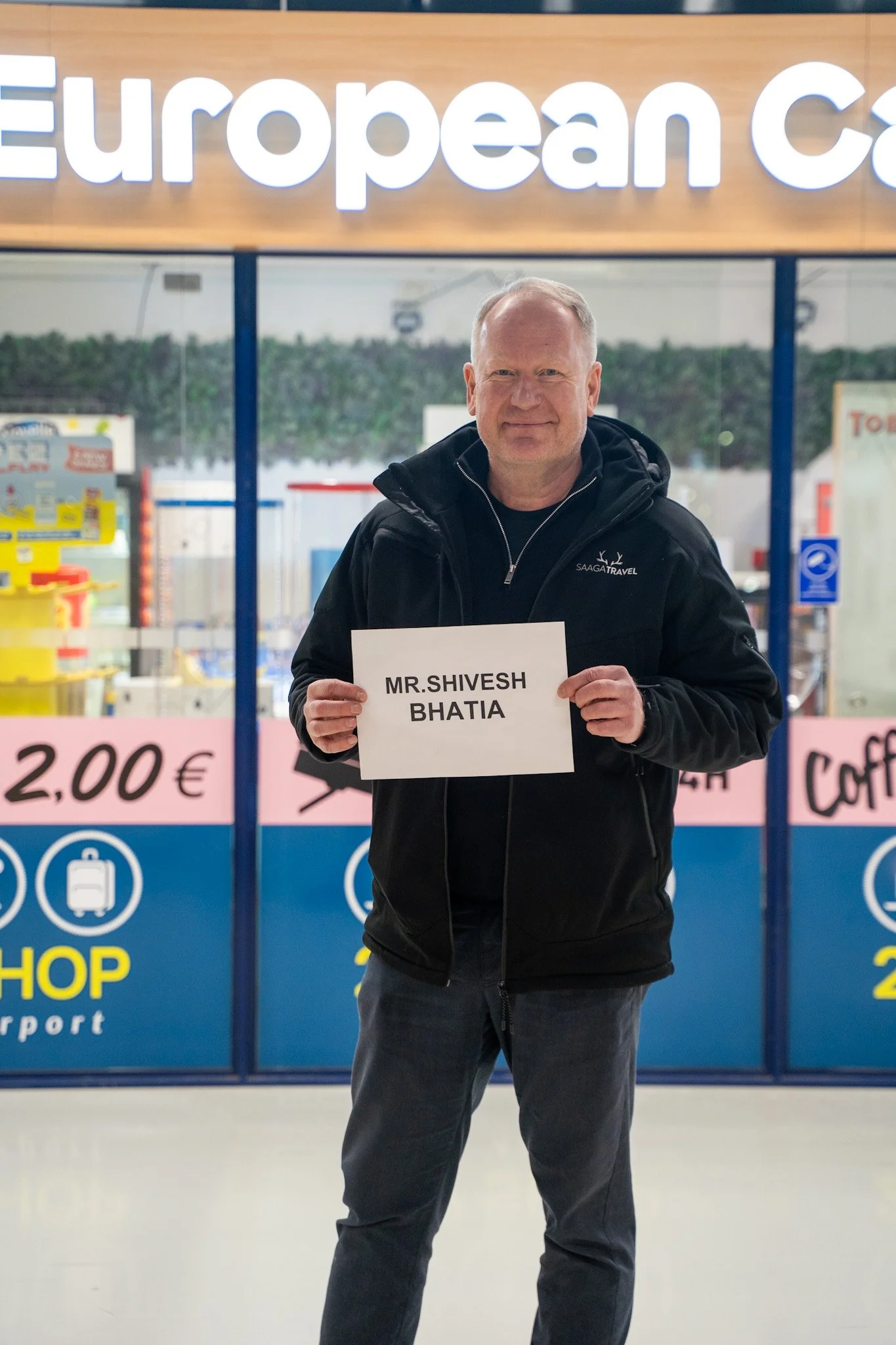 Saaga Travelsin kuljettaja Jukka vastaanottamassa intialaista vaikuttajaperhettä Oulun lentokentällä