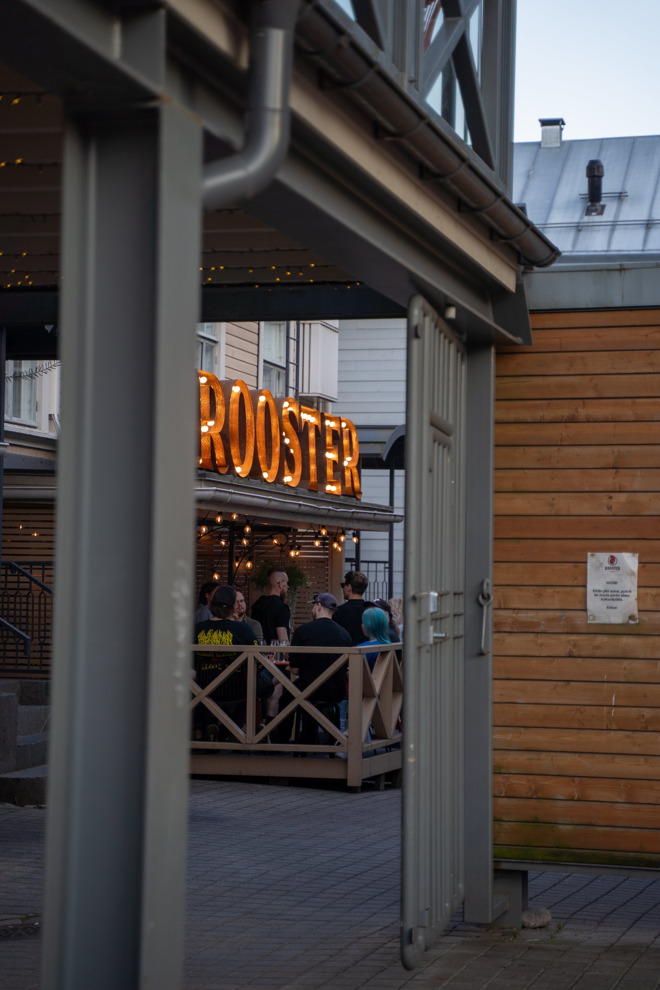 Cafe Rooster-ravintolan ulkosivu kesällä