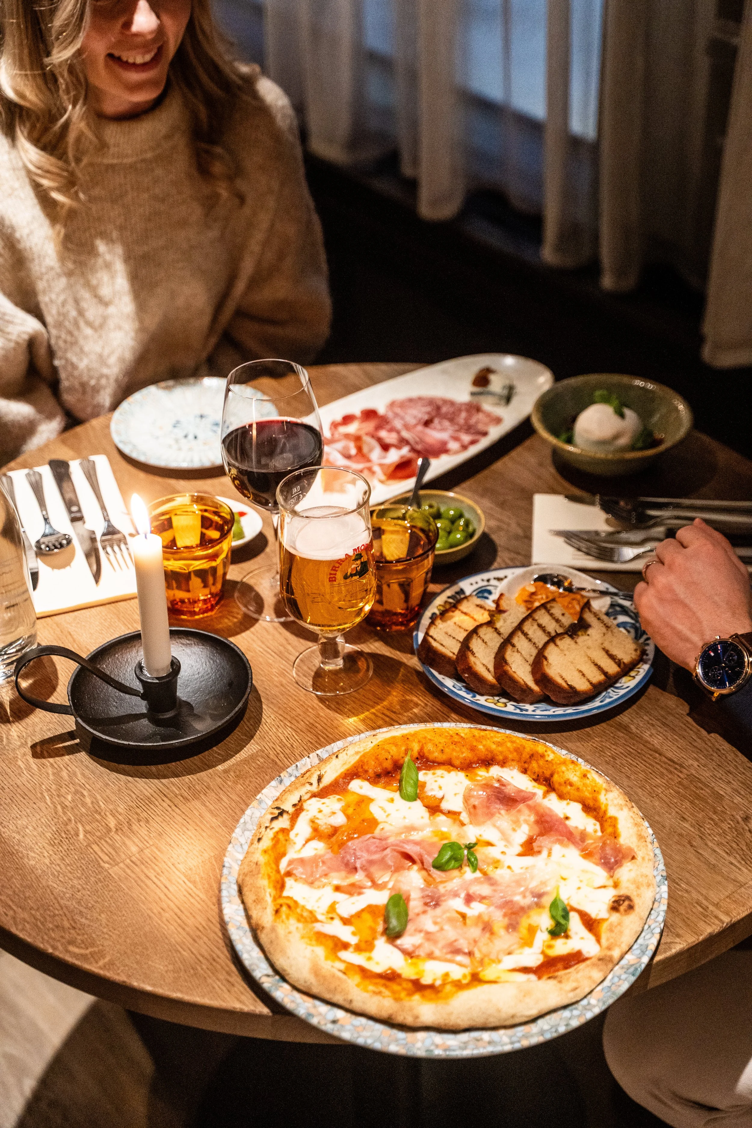 Ravintola-illallinen Pizzan äärellä