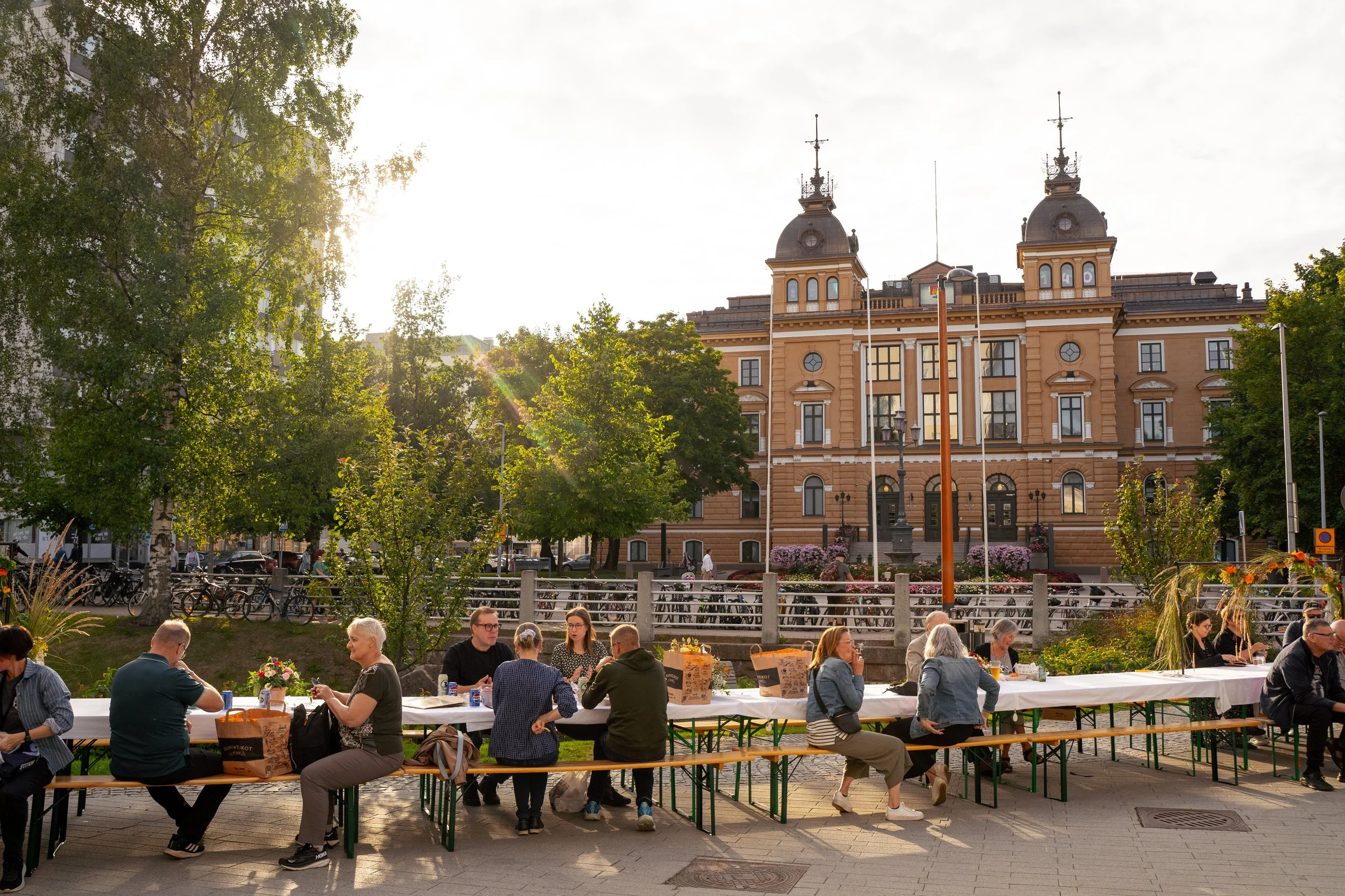 Kesäillan kattaus Oulun kaupungitalon edessä kesällä 2025
