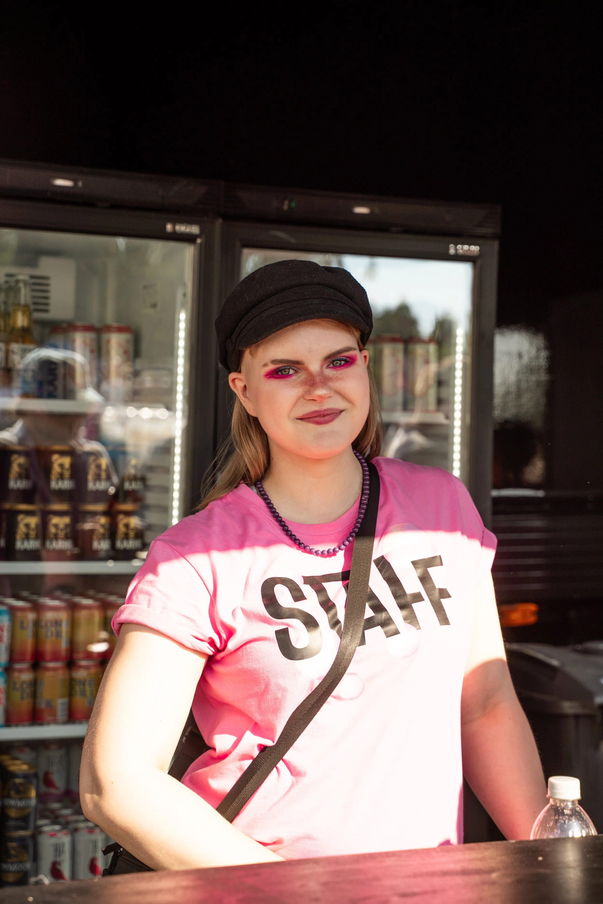 Festarityöntekijä kesäfestareilla