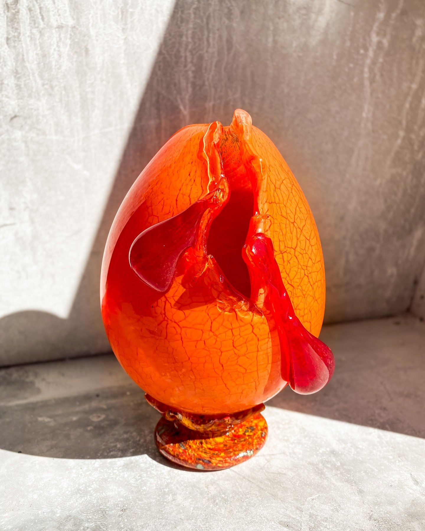 Egg Vase N.2 was an adventure; A demo request from earlier in the year brought about the birth of a dragon. 🐉
#glassart #handblownglass #handmade #softglass #dragonegg #glassblower #glasscoast #glassart