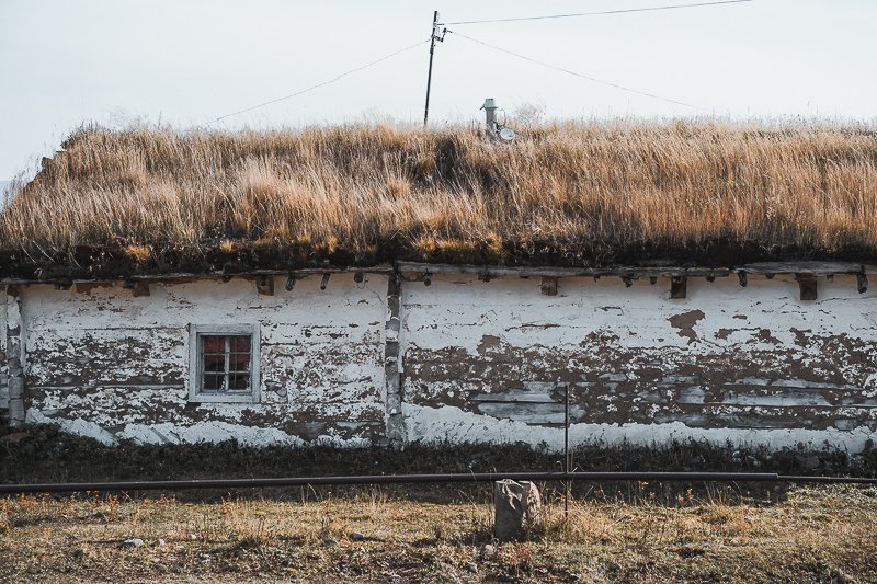 Tambovka-grass-roofed-house-Lake-Paravani-Javakheti-Georgia.jpg