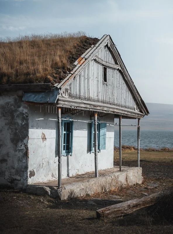 Tambovka-house-Lake-Paravani-Javakheti-Georgia.jpg
