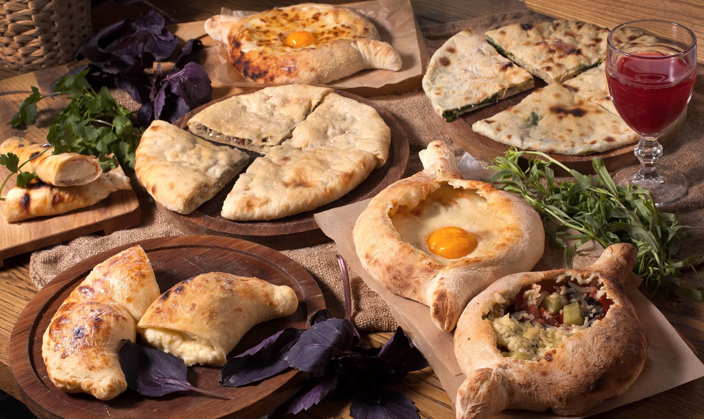 khachapuri-iaitso-ovoshchi-nachinka-gruzinskaia-kukhnia-lava.jpg
