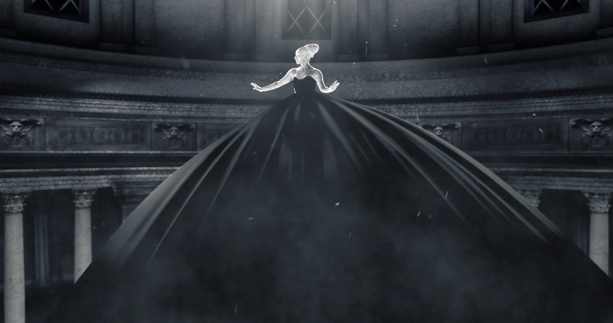 Une femme en robe noire élégant se tient au sommet d'une plateforme, dans un décor de style antique avec des colonnes et un plafond voûté dans une ambiance sombre et mystérieuse.